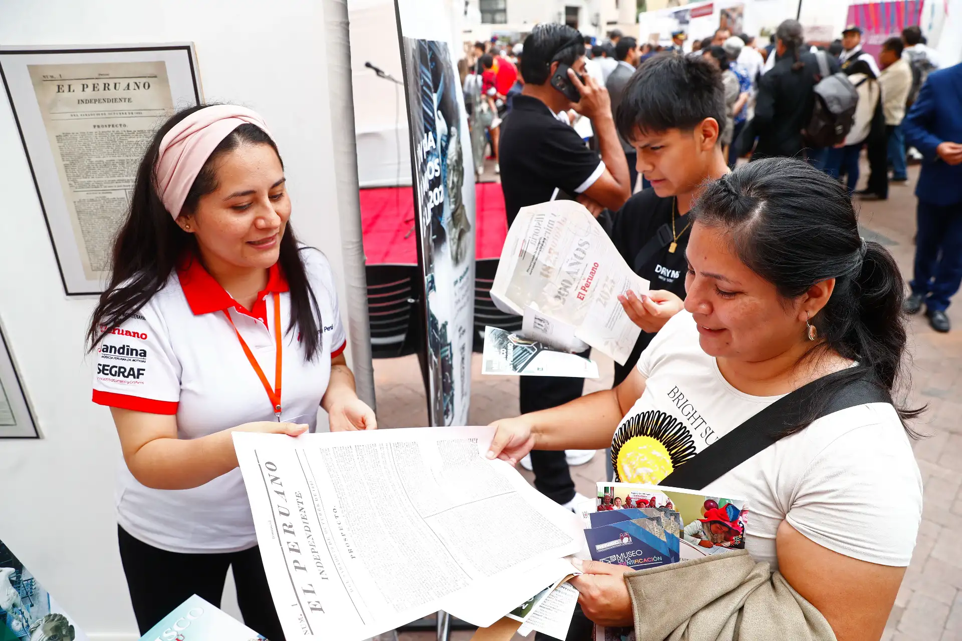 El Museo Gráfico de El Peruano se hizo presente en la XXIV Feria de Museos de Lima 2026, que se realiza en el Convento de Santo Domingo, en el Cercado de Lima, el 16 y 17 de mayo. El Diario Oficial cuenta con un módulo donde los visitantes pueden conocer parte de la historia del Perú, además de llevarse algunos souvenirs. Foto: ANDINA/Daniel Bracamonte