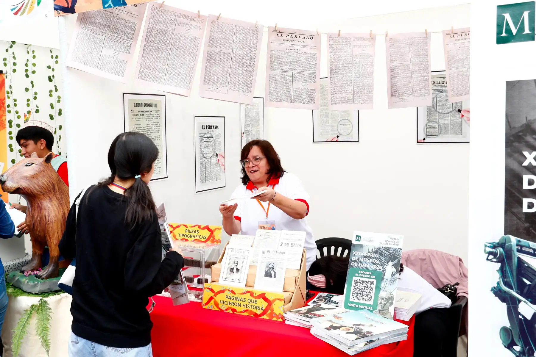 El Museo Gráfico de El Peruano se hizo presente en la XXIV Feria de Museos de Lima 2026, que se realiza en el Convento de Santo Domingo, en el Cercado de Lima, el 16 y 17 de mayo. El Diario Oficial cuenta con un módulo donde los visitantes pueden conocer parte de la historia del Perú, además de llevarse algunos souvenirs. Foto: ANDINA/Daniel Bracamonte