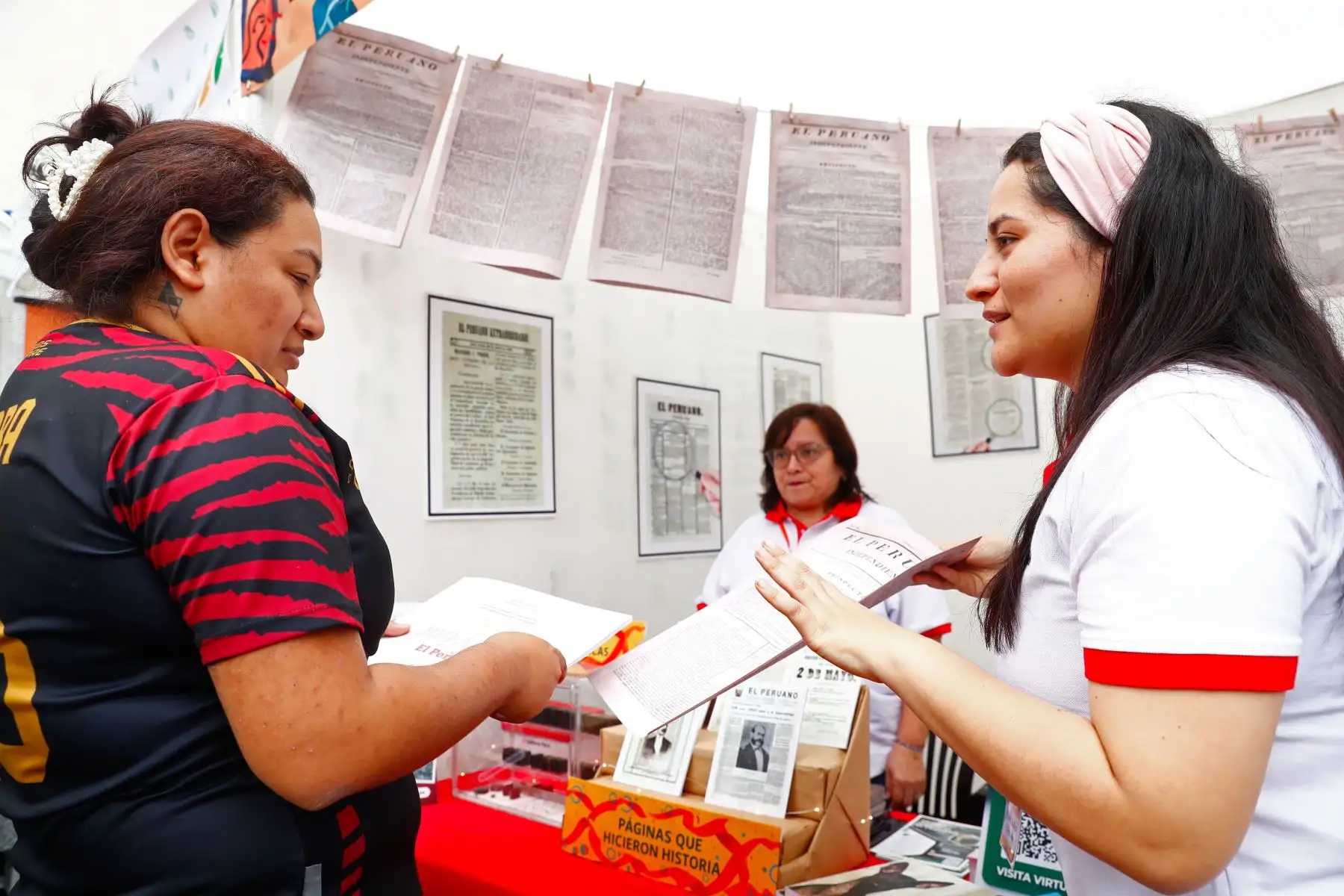 El Museo Gráfico de El Peruano se hizo presente en la XXIV Feria de Museos de Lima 2026, que se realiza en el Convento de Santo Domingo, en el Cercado de Lima, el 16 y 17 de mayo. El Diario Oficial cuenta con un módulo donde los visitantes pueden conocer parte de la historia del Perú, además de llevarse algunos souvenirs. Foto: ANDINA/Daniel Bracamonte
