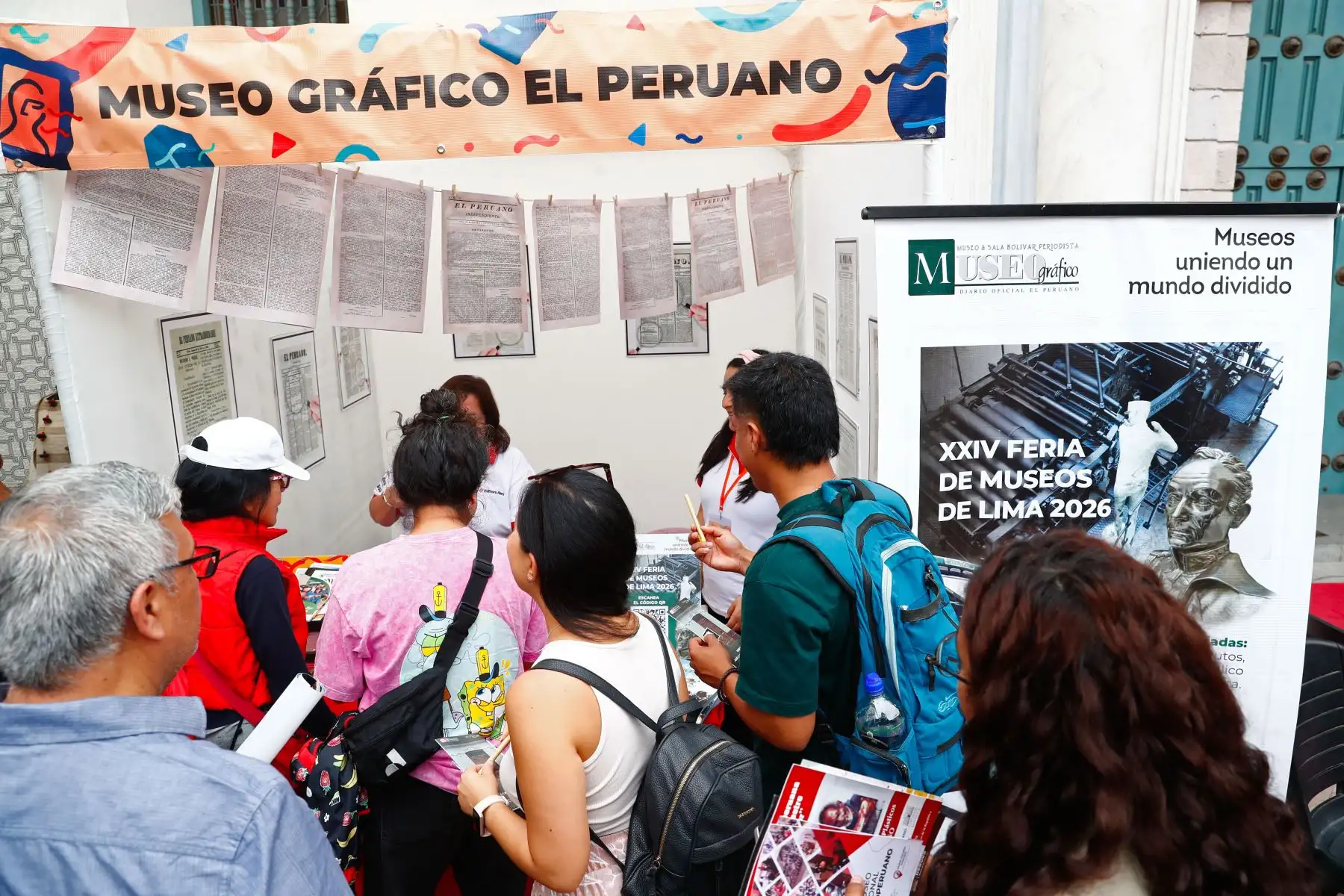 El Museo Gráfico de El Peruano se hizo presente en la XXIV Feria de Museos de Lima 2026, que se realiza en el Convento de Santo Domingo, en el Cercado de Lima, el 16 y 17 de mayo. El Diario Oficial cuenta con un módulo donde los visitantes pueden conocer parte de la historia del Perú, además de llevarse algunos souvenirs. Foto: ANDINA/Daniel Bracamonte