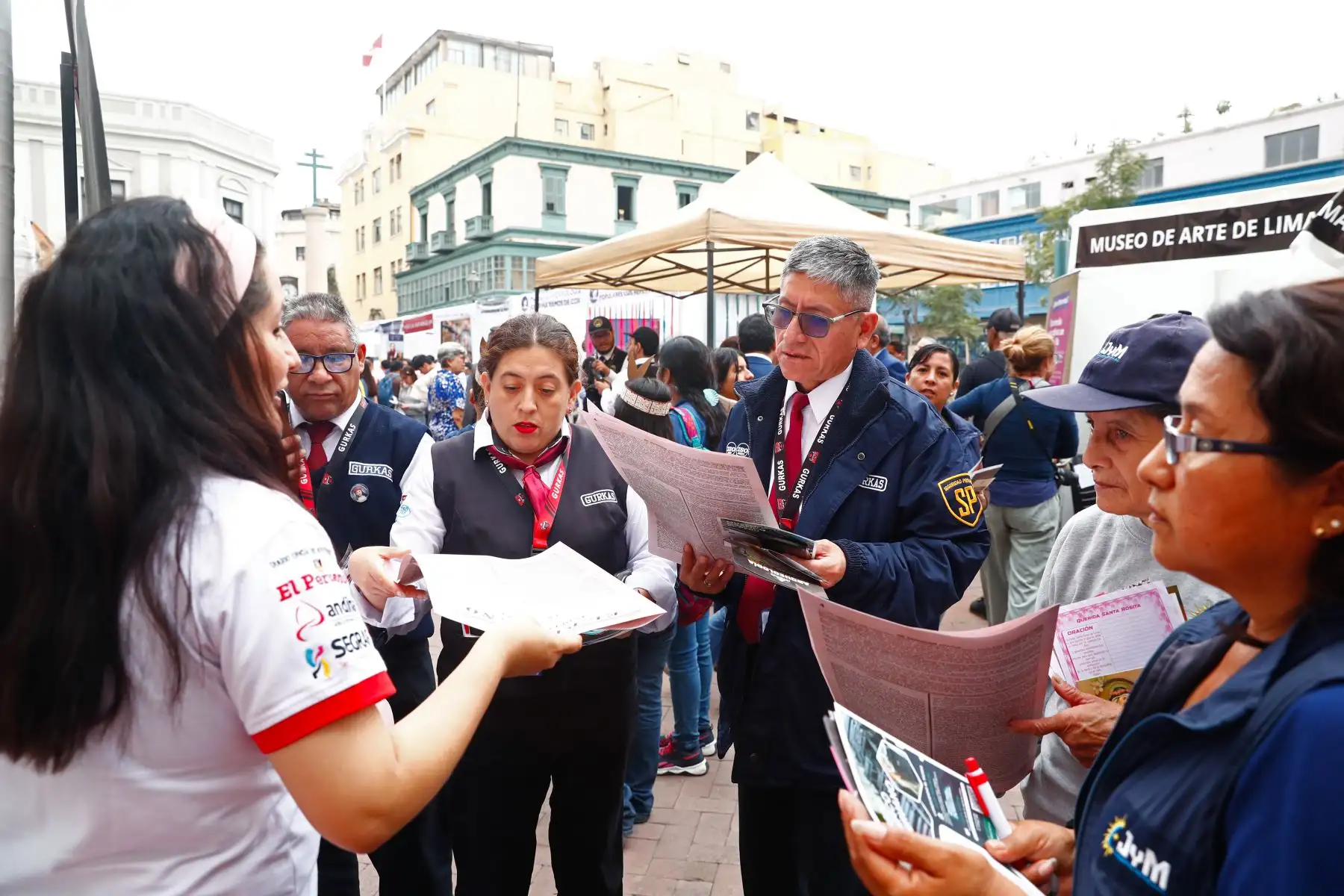 El Museo Gráfico de El Peruano se hizo presente en la XXIV Feria de Museos de Lima 2026, que se realiza en el Convento de Santo Domingo, en el Cercado de Lima, el 16 y 17 de mayo. El Diario Oficial cuenta con un módulo donde los visitantes pueden conocer parte de la historia del Perú, además de llevarse algunos souvenirs. Foto: ANDINA/Daniel Bracamonte