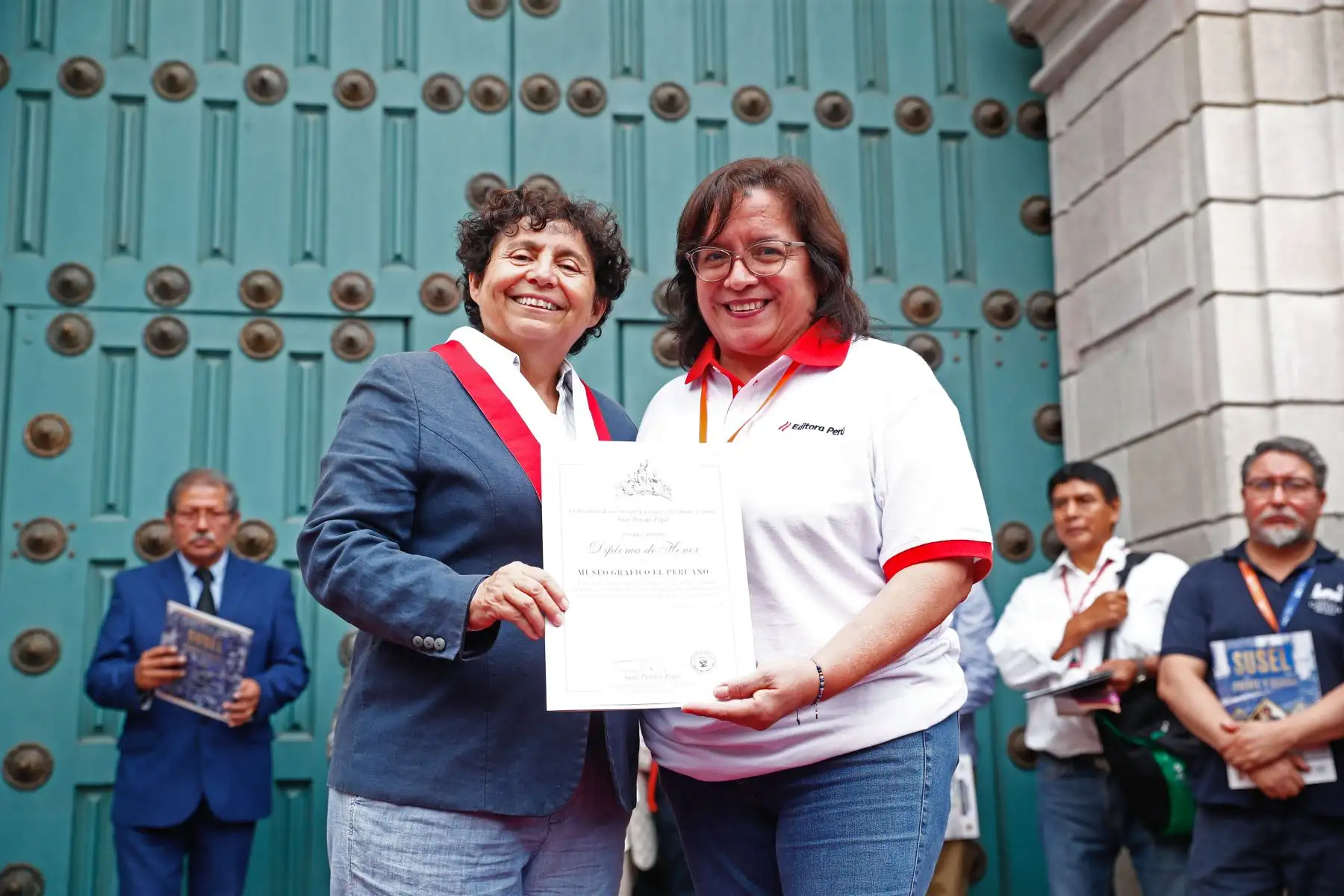 El Museo Gráfico de El Peruano se hizo presente en la XXIV Feria de Museos de Lima 2026, que se realiza en el Convento de Santo Domingo, en el Cercado de Lima, el 16 y 17 de mayo. El Diario Oficial cuenta con un módulo donde los visitantes pueden conocer parte de la historia del Perú, además de llevarse algunos souvenirs. Foto: ANDINA/Daniel Bracamonte