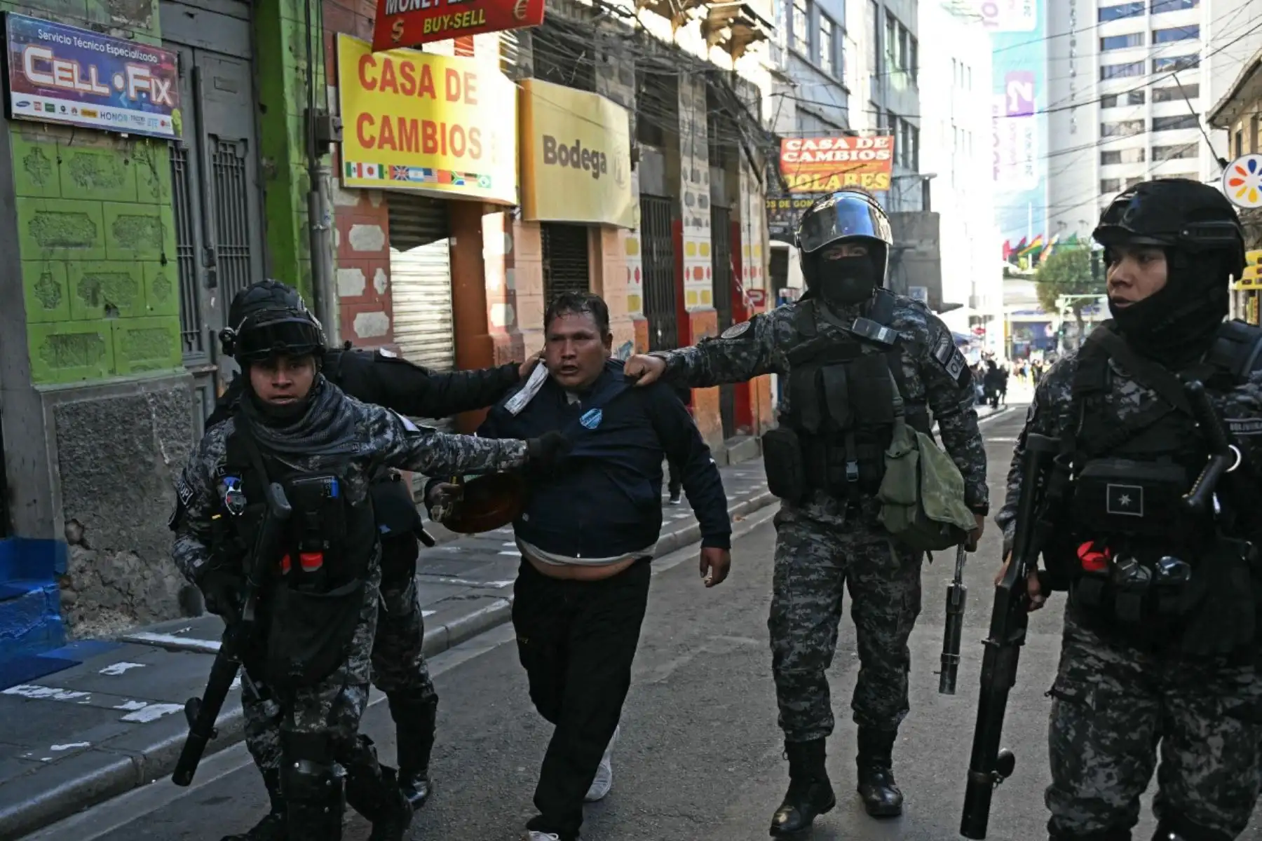 La policía antidisturbios detiene a un minero después de que estallaron enfrentamientos durante una marcha para exigir la renuncia del presidente boliviano Rodrigo Paz en La Paz, el 14 de mayo de 2026. (Foto de AIZAR RALDES / AFP)