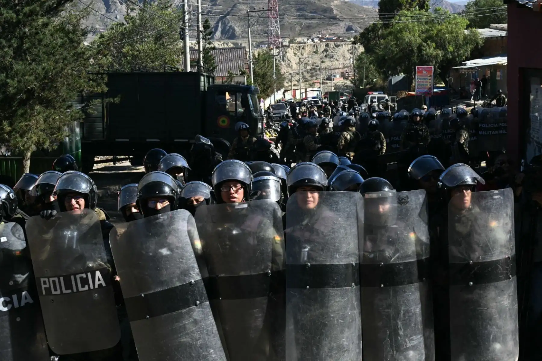 Los agentes de policía antidisturbios están de guardia durante los enfrentamientos con manifestantes rurales en Lipari, departamento de La Paz, Bolivia, el 16 de mayo de 2026. El gobierno de Bolivia llegó a un acuerdo el 15 de mayo con miles de mineros que se enfrentaron a la policía en una protesta que paralizó el centro de La Paz. Sin embargo, otros sectores continúan bloqueando las rutas de acceso a la ciudad, hogar del poder ejecutivo y el Congreso. (Foto de AIZAR RALDES / AFP)