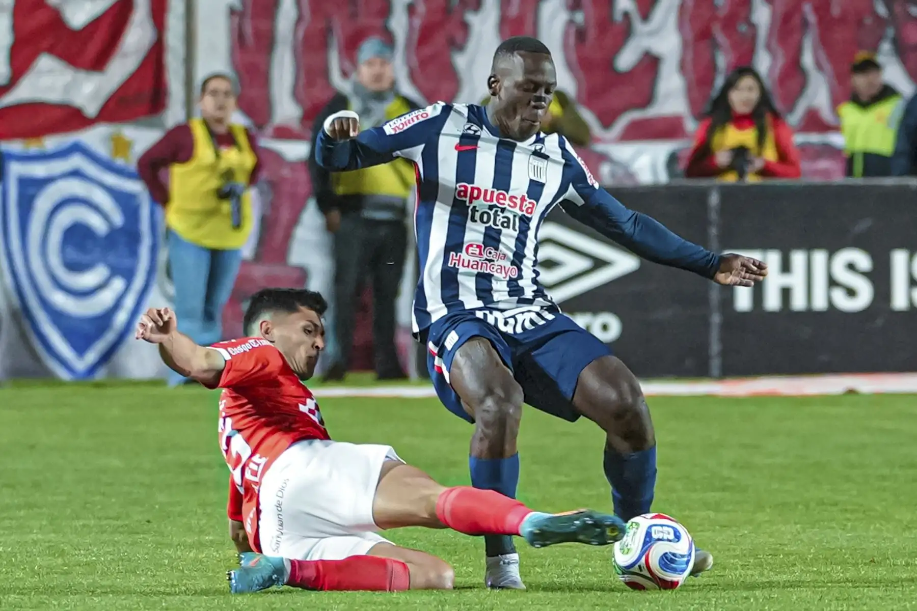 Alianza Lima ganó a Cienciano 1-0 con gol de Marcos Huamán y se acerca al título del Torneo Apertura. Foto: Liga 1