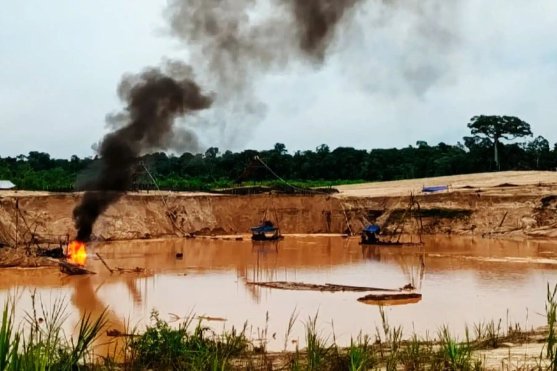 Fuerzas del orden destruyen bienes de minería ilegal por S/ 8.3 millones en Madre de Dios