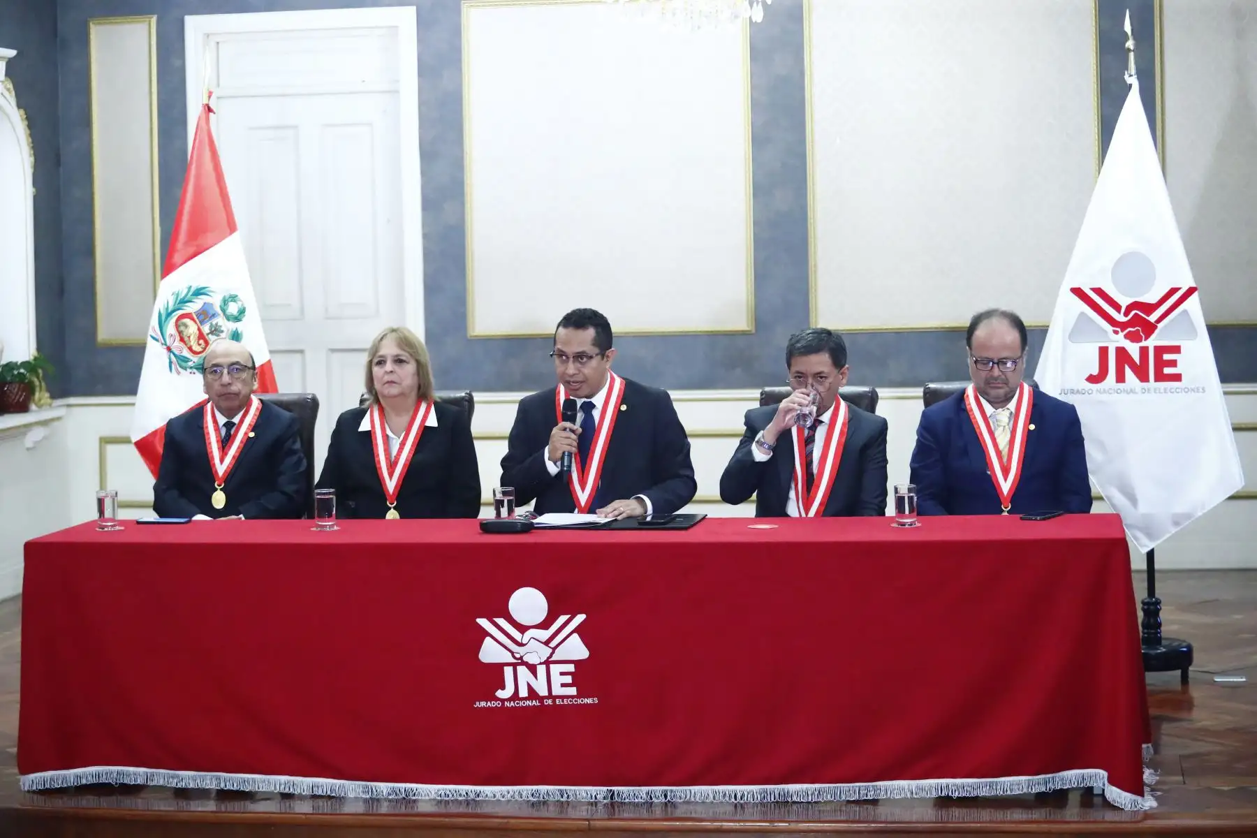 El presidente del Jurado Nacional de Elecciones JNE, Roberto Burneo, brindó una conferencia de prensa el domingo 17 de mayo de 2026, tras proclamarse los resultados al 100% de las Elecciones Generales 2026 para fórmula presidencial, que colocan a los candidatos Keiko Fujimori y Roberto Sánchez en la segunda vuelta electoral. Foto: ANDINA/Daniel Bracamonte