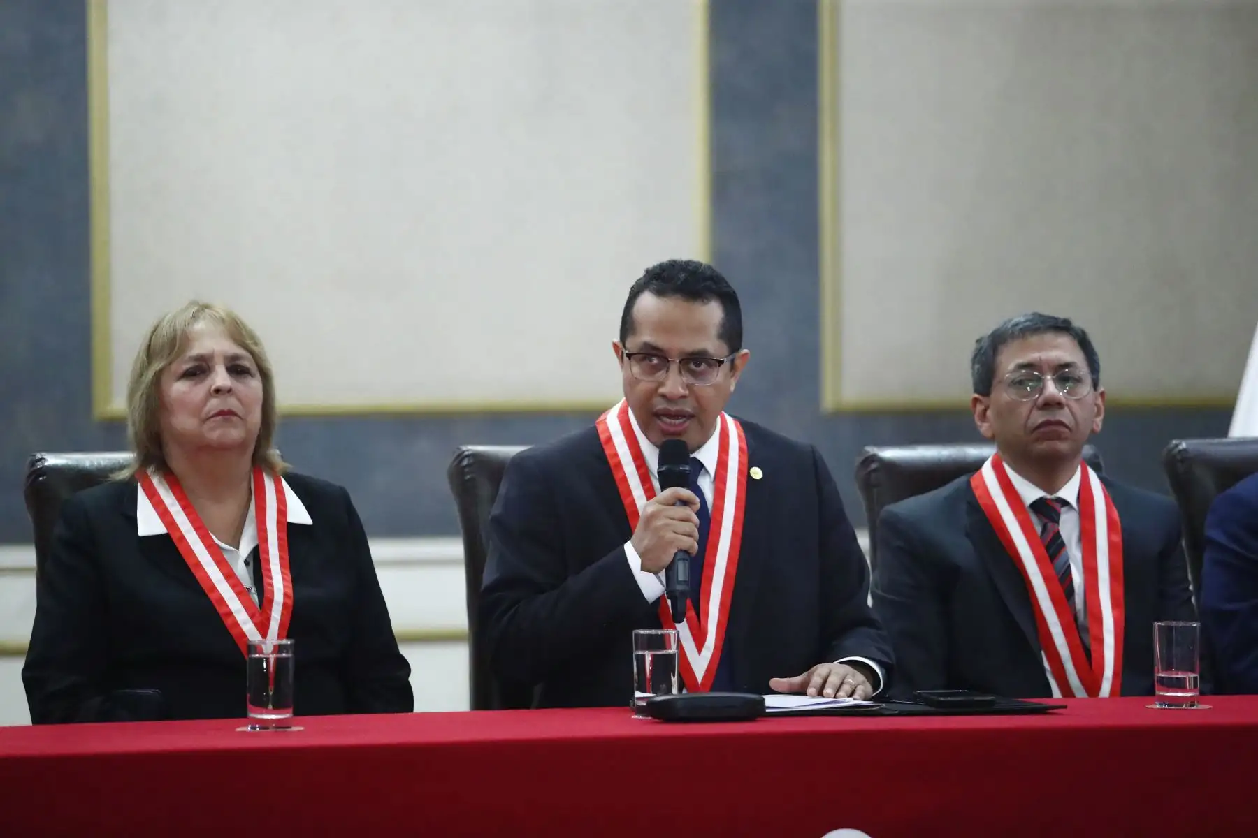 El presidente del Jurado Nacional de Elecciones JNE, Roberto Burneo, brindó una conferencia de prensa el domingo 17 de mayo de 2026, tras proclamarse los resultados al 100% de las Elecciones Generales 2026 para fórmula presidencial, que colocan a los candidatos Keiko Fujimori y Roberto Sánchez en la segunda vuelta electoral. Foto: ANDINA/Daniel Bracamonte