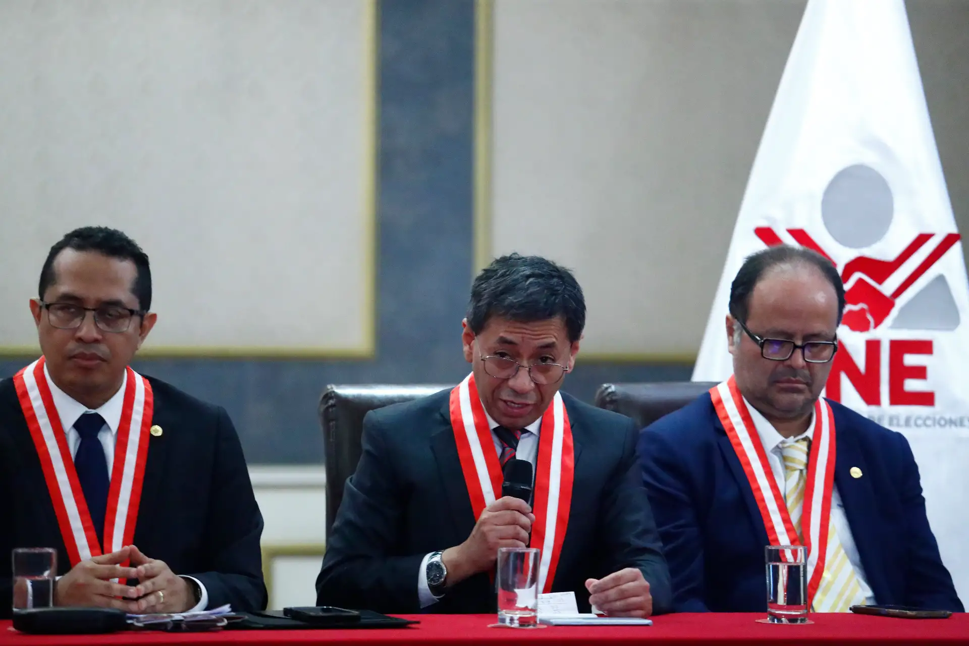 El presidente del Jurado Nacional de Elecciones JNE, Roberto Burneo, brindó una conferencia de prensa el domingo 17 de mayo de 2026, tras proclamarse los resultados al 100% de las Elecciones Generales 2026 para fórmula presidencial, que colocan a los candidatos Keiko Fujimori y Roberto Sánchez en la segunda vuelta electoral. Foto: ANDINA/Daniel Bracamonte