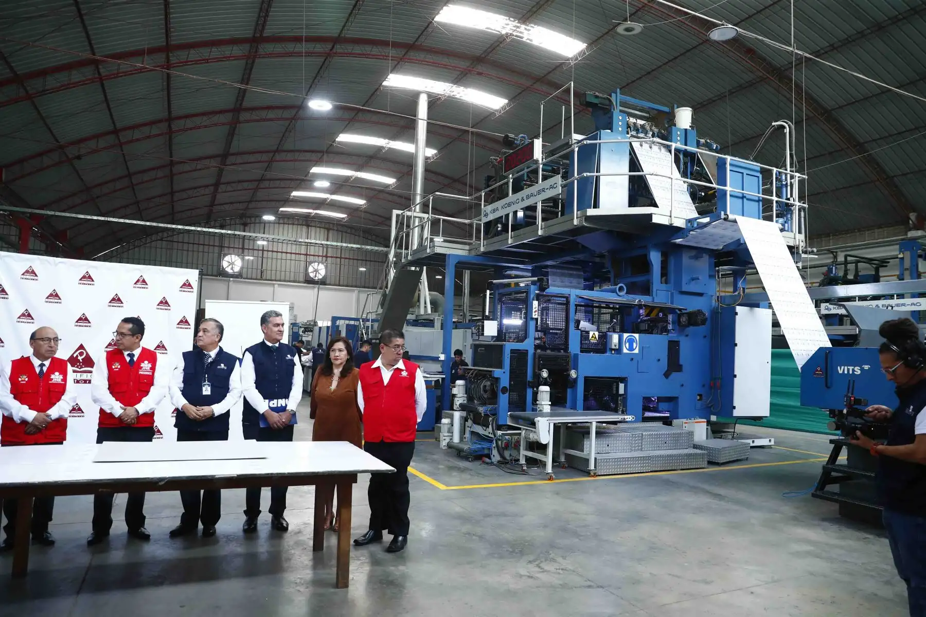 La Oficina Nacional de Procesos Electorales ONPE realizó la prueba de color e impresión de cédulas de sufragio de la segunda elección presidencial de las Elecciones Generales 2026, el domingo 17 de mayo en el distrito de Ate. También estuvieron presentes representantes del JNE, de la Reniec y de la Defensoría del Pueblo. Foto: ANDINA/Daniel Bracamonte