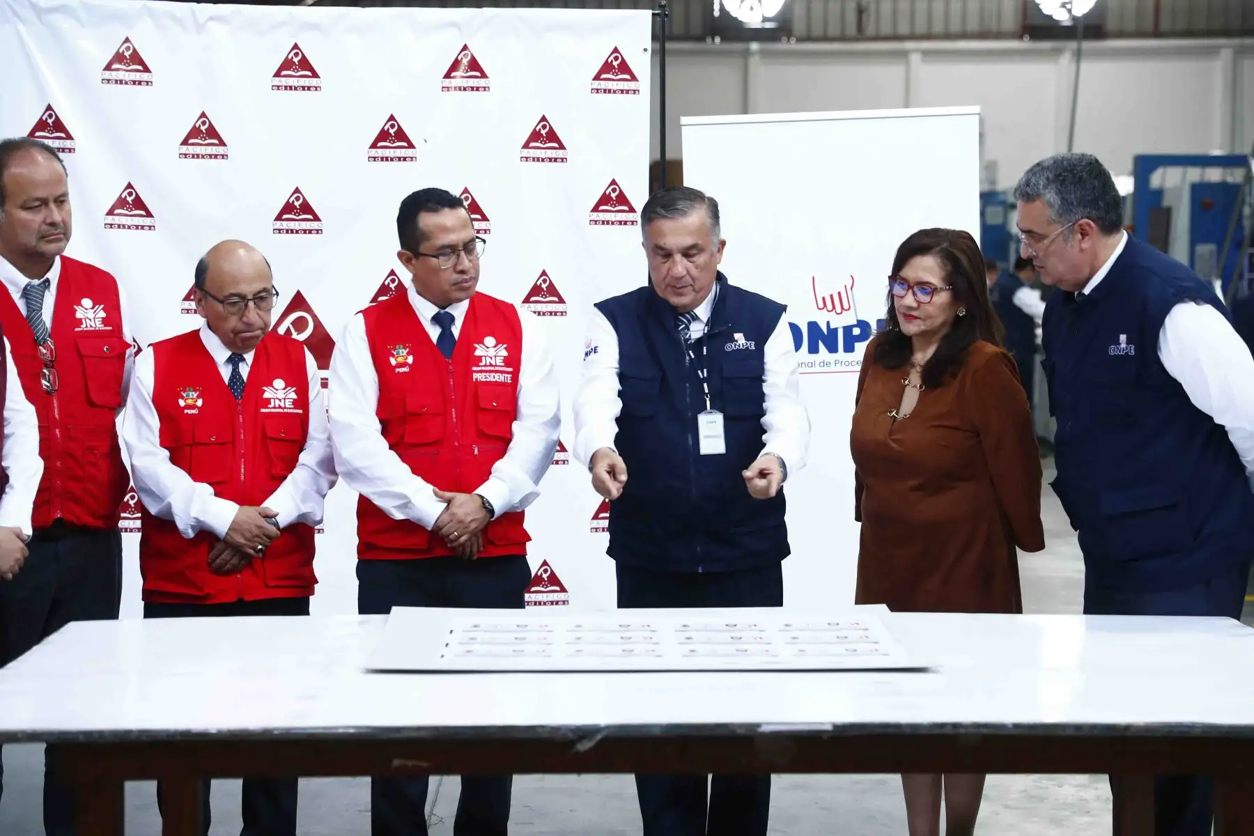 La Oficina Nacional de Procesos Electorales ONPE realizó la prueba de color e impresión de cédulas de sufragio de la segunda elección presidencial de las Elecciones Generales 2026, el domingo 17 de mayo en el distrito de Ate. También estuvieron presentes representantes del JNE, de la Reniec y de la Defensoría del Pueblo. Foto: ANDINA/Daniel Bracamonte