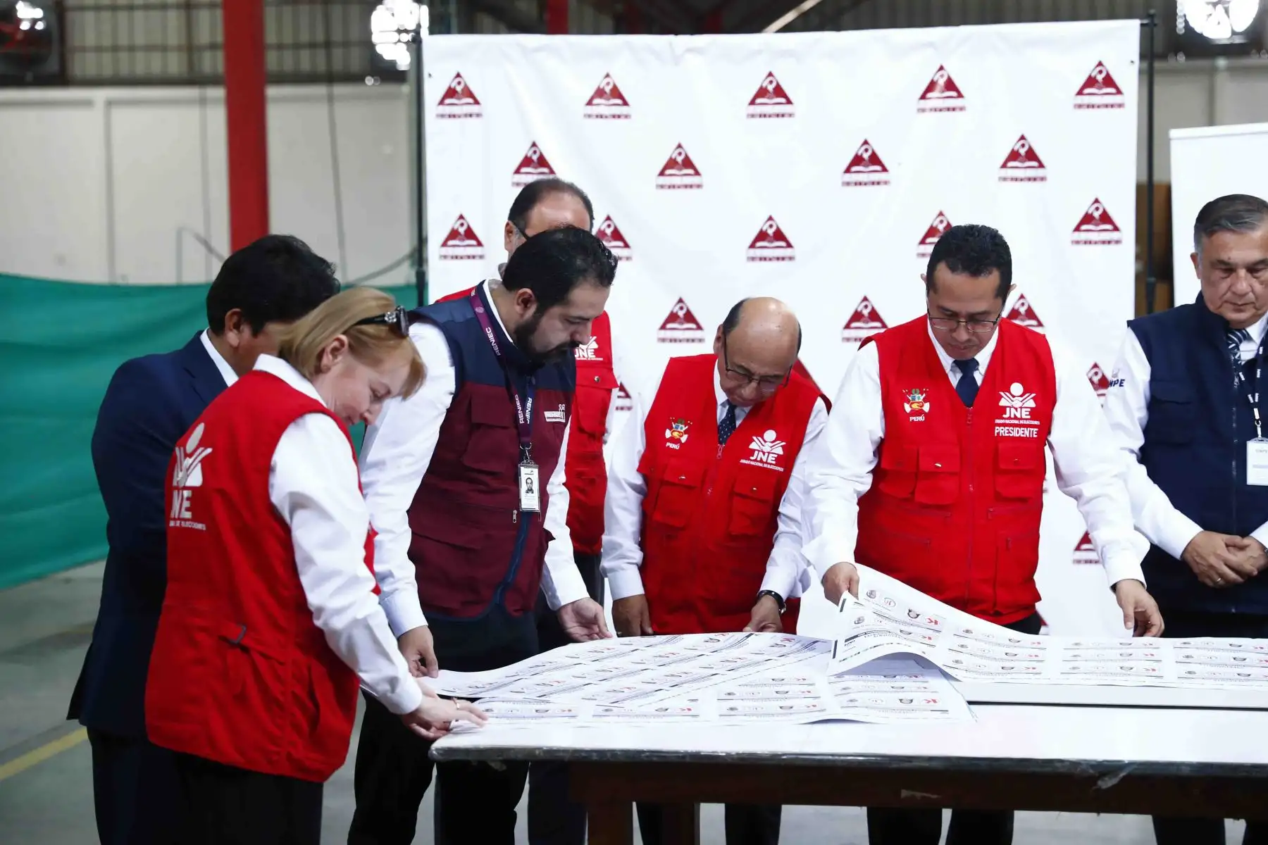 La Oficina Nacional de Procesos Electorales ONPE realizó la prueba de color e impresión de cédulas de sufragio de la segunda elección presidencial de las Elecciones Generales 2026, el domingo 17 de mayo en el distrito de Ate. También estuvieron presentes representantes del JNE, de la Reniec y de la Defensoría del Pueblo. Foto: ANDINA/Daniel Bracamonte