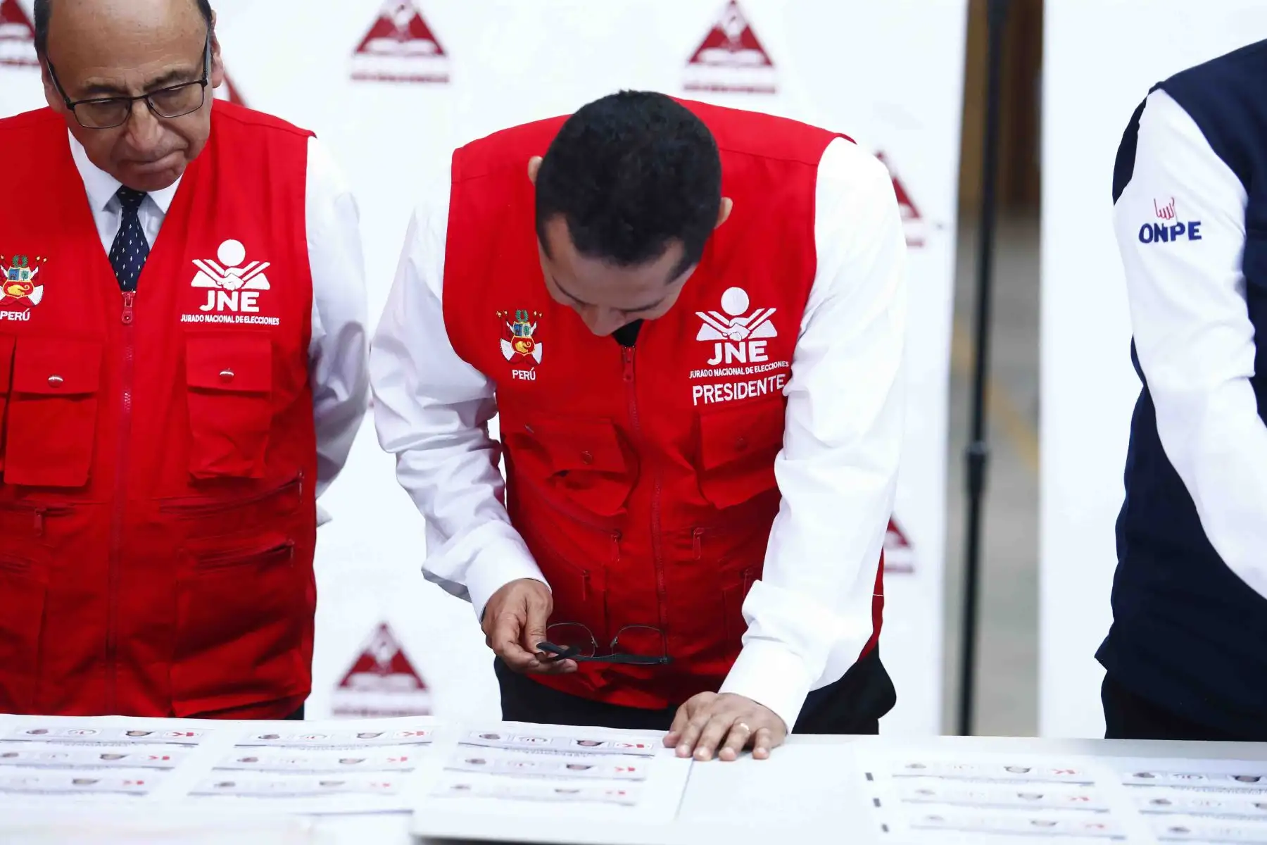 La Oficina Nacional de Procesos Electorales ONPE realizó la prueba de color e impresión de cédulas de sufragio de la segunda elección presidencial de las Elecciones Generales 2026, el domingo 17 de mayo en el distrito de Ate. También estuvieron presentes representantes del JNE, de la Reniec y de la Defensoría del Pueblo. Foto: ANDINA/Daniel Bracamonte