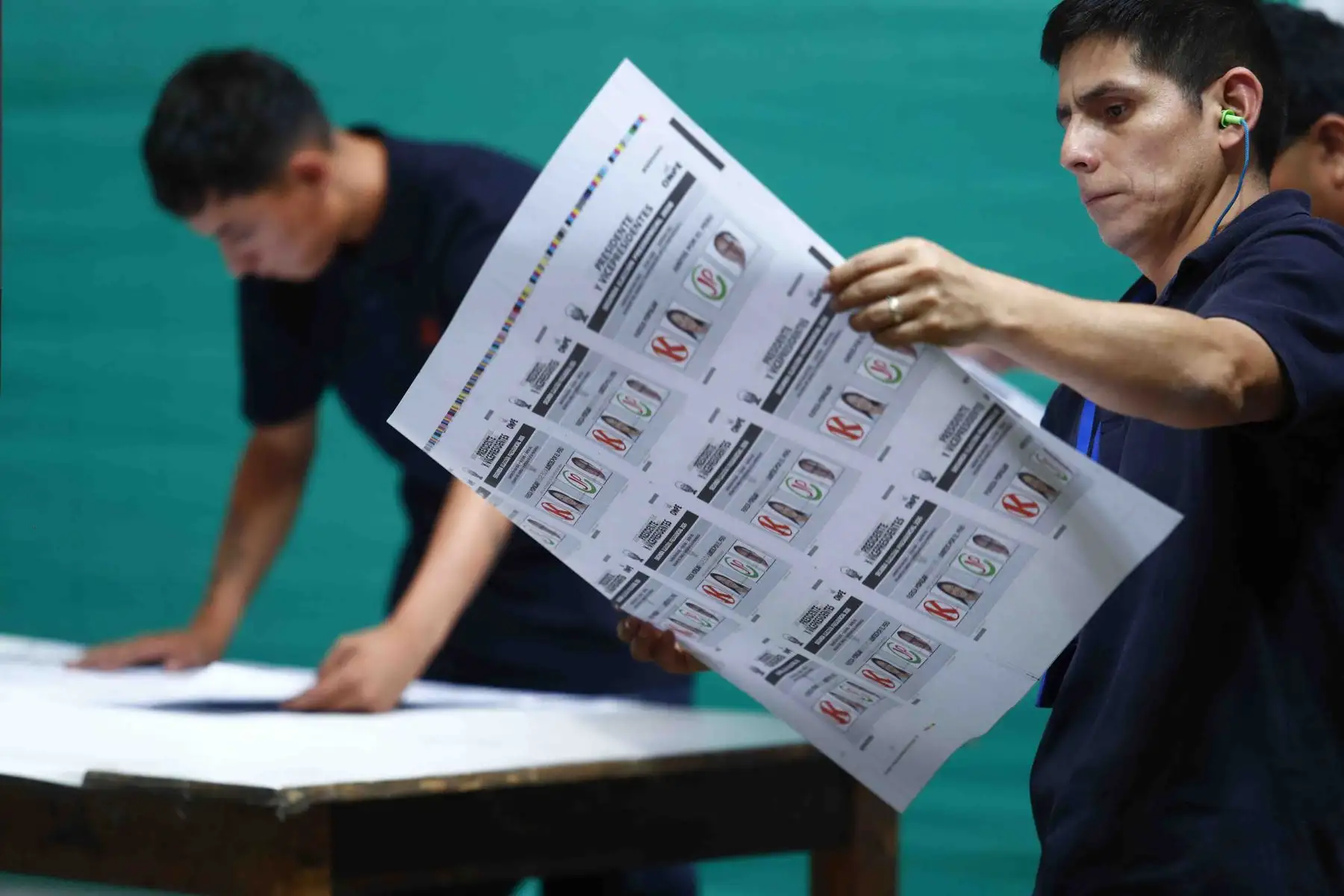 La Oficina Nacional de Procesos Electorales ONPE realizó la prueba de color e impresión de cédulas de sufragio de la segunda elección presidencial de las Elecciones Generales 2026, el domingo 17 de mayo en el distrito de Ate. También estuvieron presentes representantes del JNE, de la Reniec y de la Defensoría del Pueblo. Foto: ANDINA/Daniel Bracamonte