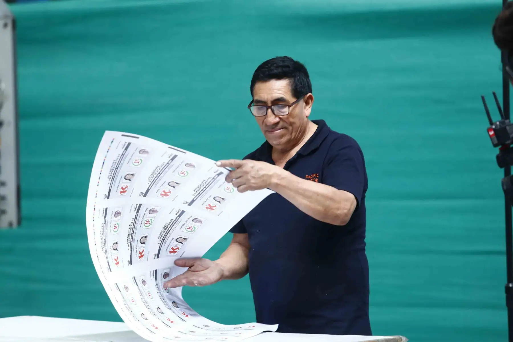 La Oficina Nacional de Procesos Electorales ONPE realizó la prueba de color e impresión de cédulas de sufragio de la segunda elección presidencial de las Elecciones Generales 2026, el domingo 17 de mayo en el distrito de Ate. También estuvieron presentes representantes del JNE, de la Reniec y de la Defensoría del Pueblo. Foto: ANDINA/Daniel Bracamonte
