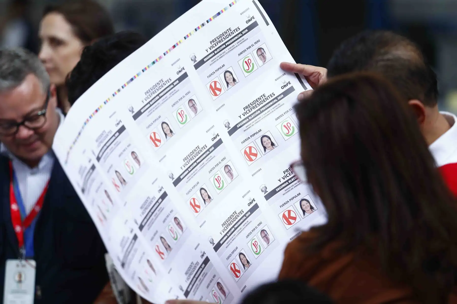La Oficina Nacional de Procesos Electorales ONPE realizó la prueba de color e impresión de cédulas de sufragio de la segunda elección presidencial de las Elecciones Generales 2026, el domingo 17 de mayo en el distrito de Ate. También estuvieron presentes representantes del JNE, de la Reniec y de la Defensoría del Pueblo. Foto: ANDINA/Daniel Bracamonte