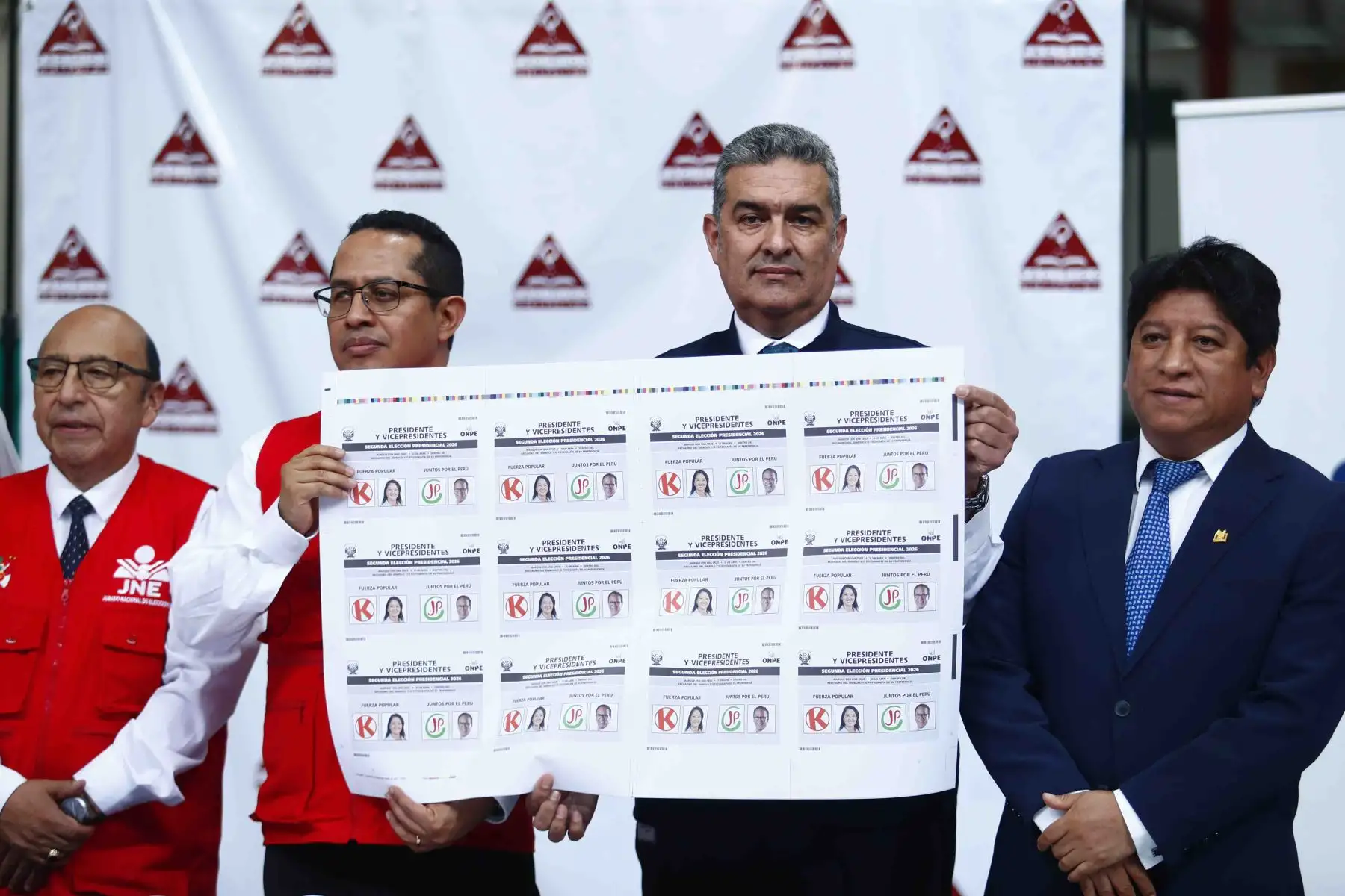 La Oficina Nacional de Procesos Electorales ONPE realizó la prueba de color e impresión de cédulas de sufragio de la segunda elección presidencial de las Elecciones Generales 2026, el domingo 17 de mayo en el distrito de Ate. También estuvieron presentes representantes del JNE, de la Reniec y de la Defensoría del Pueblo. Foto: ANDINA/Daniel Bracamonte