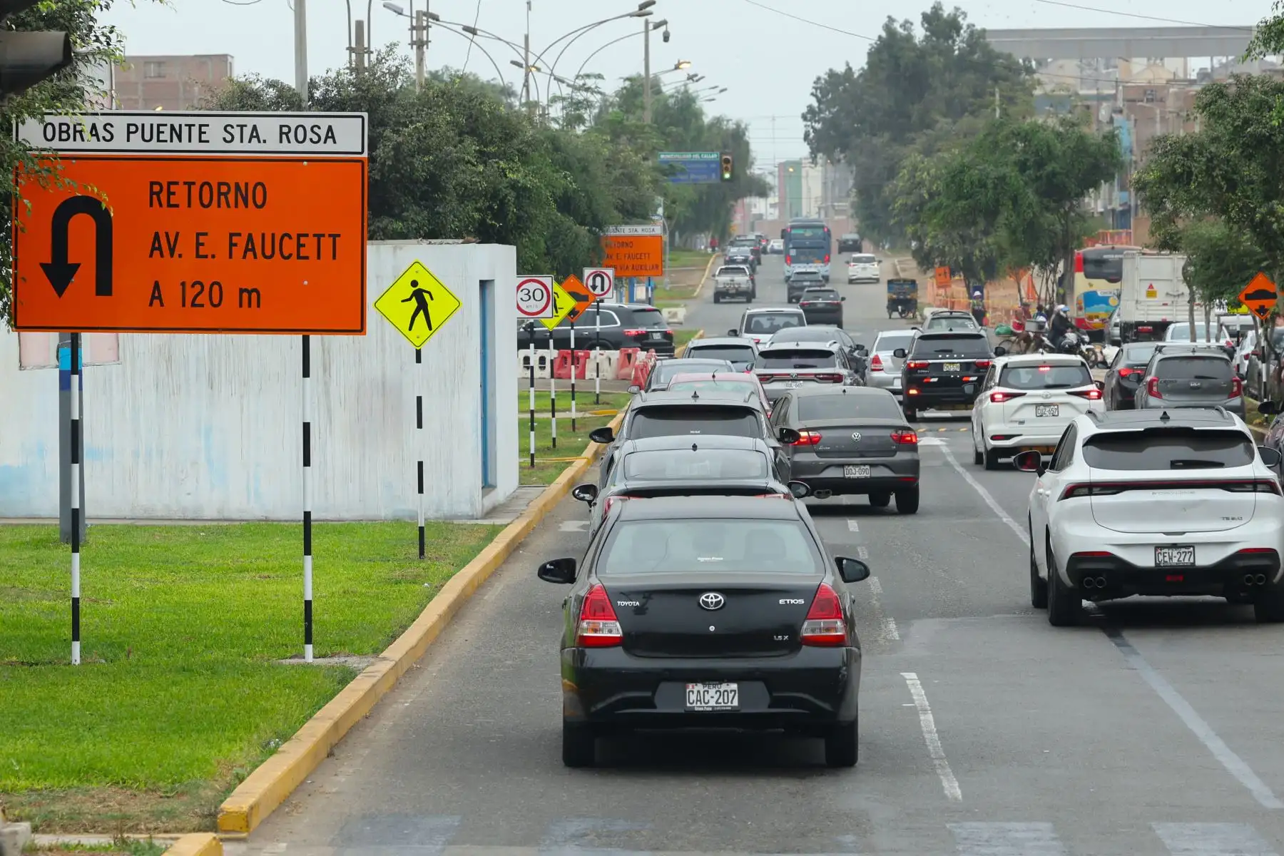Ministerio de Transportes y Comunicaciones anuncia que desde este domingo 17 de mayo a las 8 a.m. se iniciará la primera etapa del plan de desvío vehicular en un tramo de la av. Morales Duárez para dar inicio a las obras del Proyecto Puente Santa Rosa, al Aeropuerto Internacional Jorge Chávez.
Foto: ANDINA/Difusión