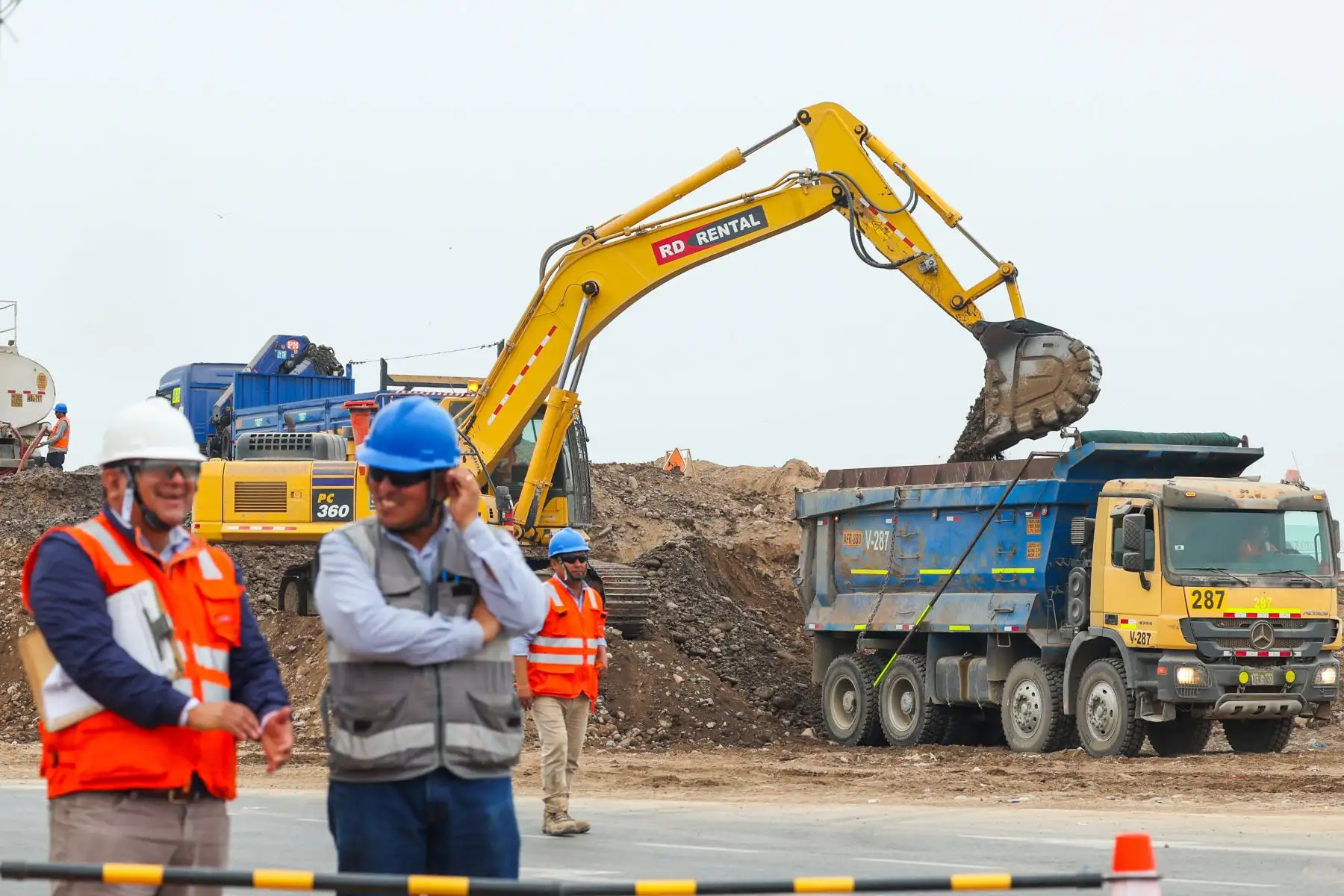 Ministerio de Transportes y Comunicaciones anuncia que desde este domingo 17 de mayo a las 8 a.m. se iniciará la primera etapa del plan de desvío vehicular en un tramo de la av. Morales Duárez para dar inicio a las obras del Proyecto Puente Santa Rosa, al Aeropuerto Internacional Jorge Chávez.
Foto: ANDINA/Difusión