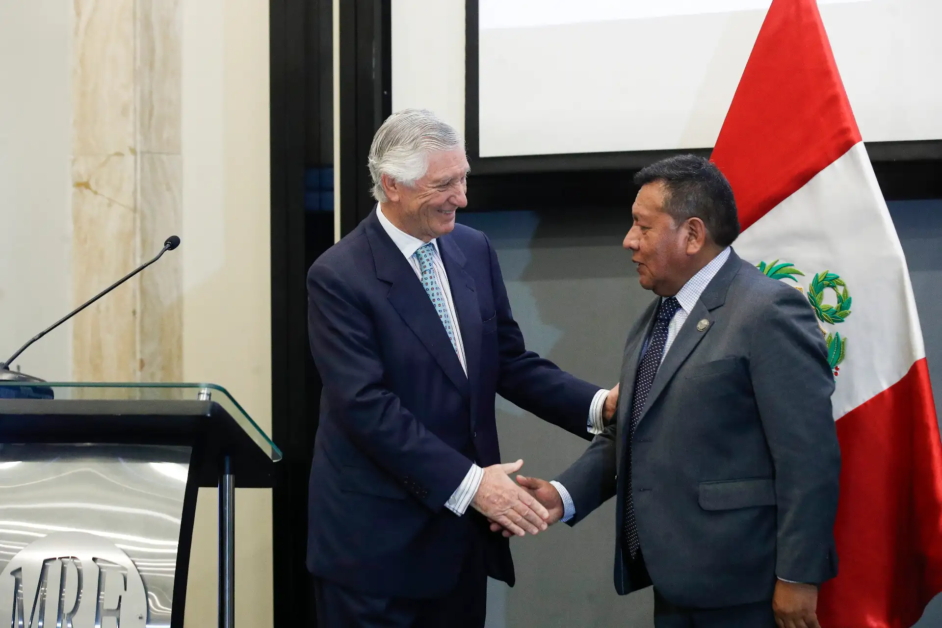 El ministro de Relaciones Exteriores, embajador Carlos Pareja Ríos participa de la inauguración de la exhibición documental y fotográfica en ocasión del Bicentenario de relaciones diplomáticas entre la República del Perú y el Estado Plurinacional de Bolivia.
Foto: ANDINA/Eddy Ramos
