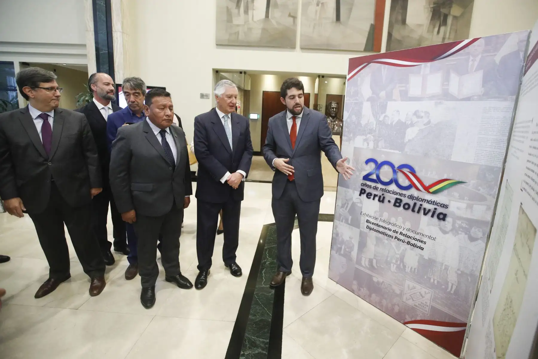 El ministro de Relaciones Exteriores, embajador Carlos Pareja Ríos participa de la inauguración de la exhibición documental y fotográfica en ocasión del Bicentenario de relaciones diplomáticas entre la República del Perú y el Estado Plurinacional de Bolivia.
Foto: ANDINA/Eddy Ramos