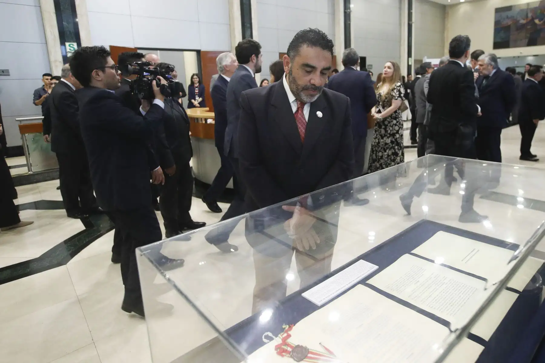 El ministro de Relaciones Exteriores, embajador Carlos Pareja Ríos participa de la inauguración de la exhibición documental y fotográfica en ocasión del Bicentenario de relaciones diplomáticas entre la República del Perú y el Estado Plurinacional de Bolivia.
Foto: ANDINA/Eddy Ramos