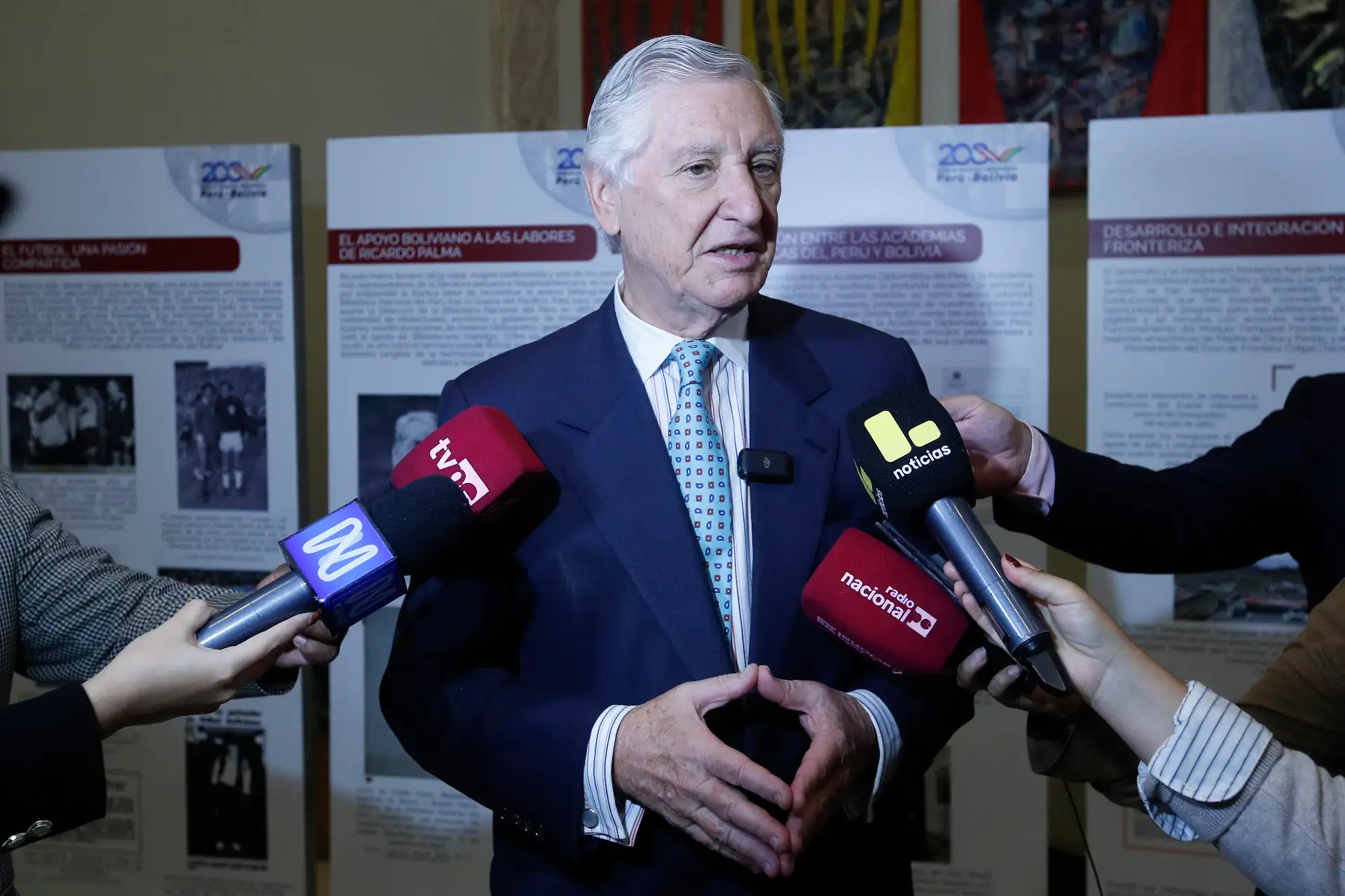 El ministro de Relaciones Exteriores, embajador Carlos Pareja Ríos participa de la inauguración de la exhibición documental y fotográfica en ocasión del Bicentenario de relaciones diplomáticas entre la República del Perú y el Estado Plurinacional de Bolivia.
Foto: ANDINA/Eddy Ramos