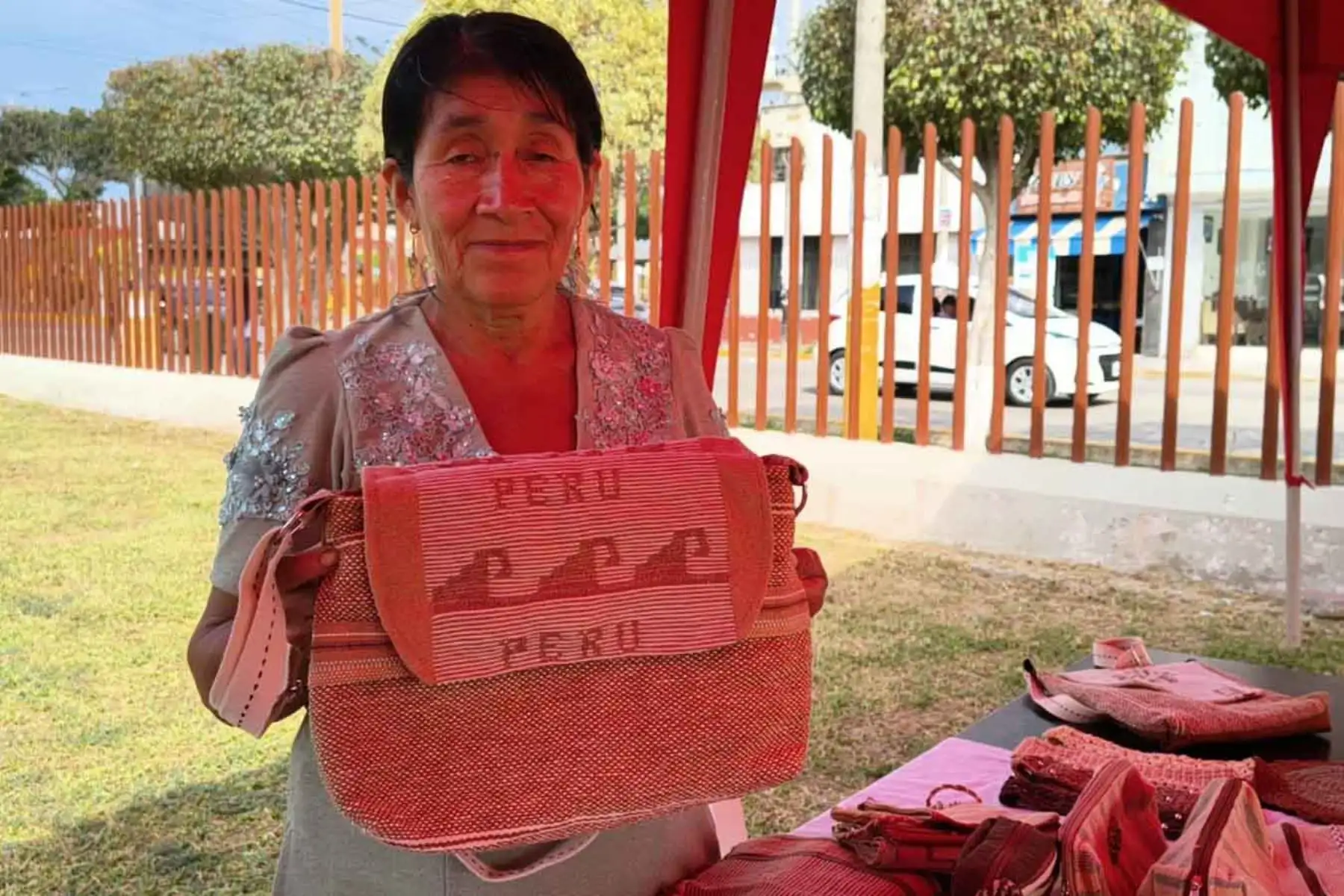 Como parte de la jornada cultural, emprendedoras y representantes de comunidades locales exhibieron productos elaborados a partir de técnicas tradicionales y conocimientos ancestrales. Foto: ANDINA/Difusión.