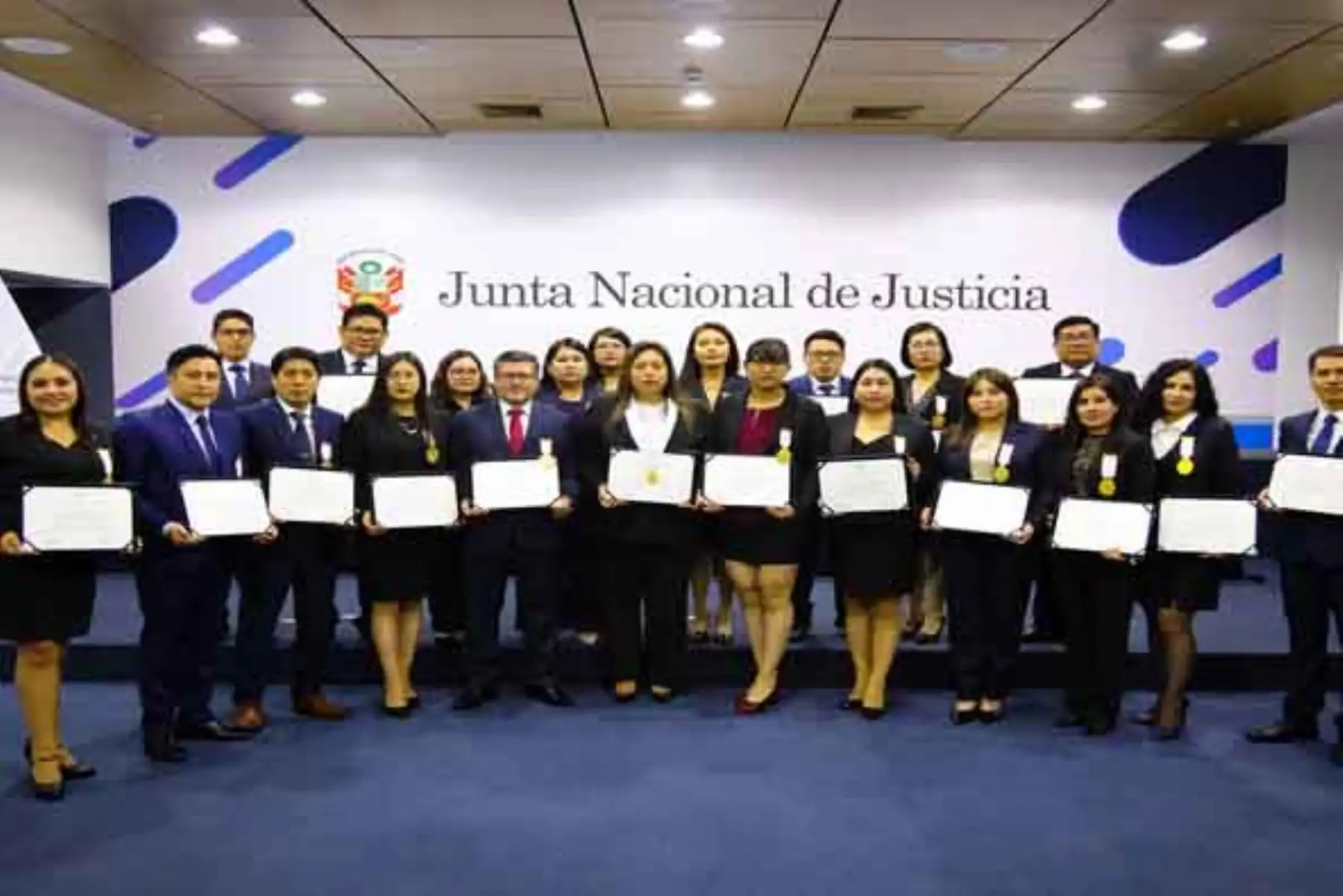 Junta Nacional de Justicia juramentó y entregó títulos a 20 fiscales y una jueza