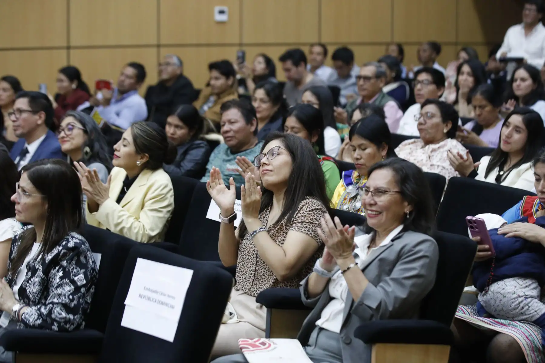 El Ministerio de la Mujer y Poblaciones Vulnerables (MIMP) realizó la ceremonia de condecoración a ocho destacadas defensoras de los recursos naturales y de los derechos de las mujeres y de las culturas ancestrales, en el marco de las actividades por el Día Nacional de la Mujer Indígena u Originaria. Foto: ANDINA/Eddy Ramos.