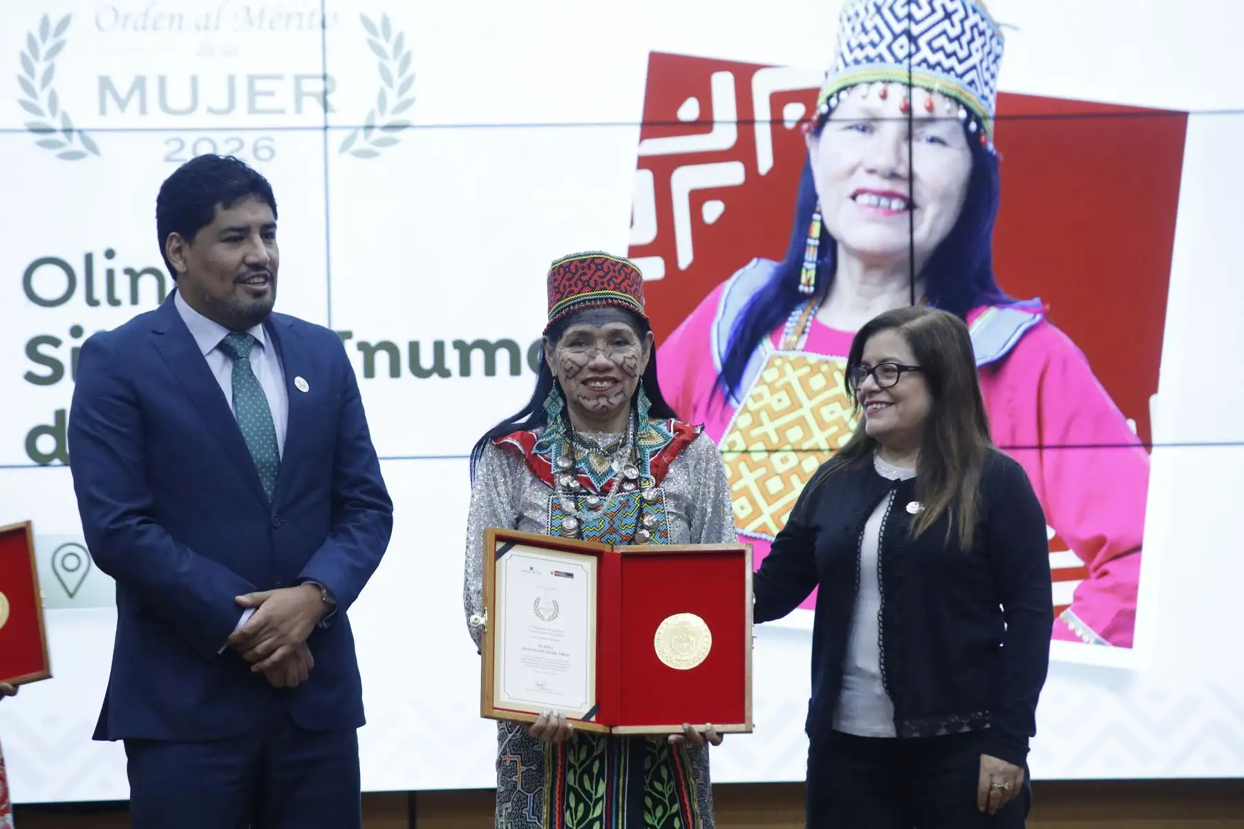 El Ministerio de la Mujer y Poblaciones Vulnerables (MIMP) realizó la ceremonia de condecoración a ocho destacadas defensoras de los recursos naturales y de los derechos de las mujeres y de las culturas ancestrales, en el marco de las actividades por el Día Nacional de la Mujer Indígena u Originaria. Foto: ANDINA/Eddy Ramos.