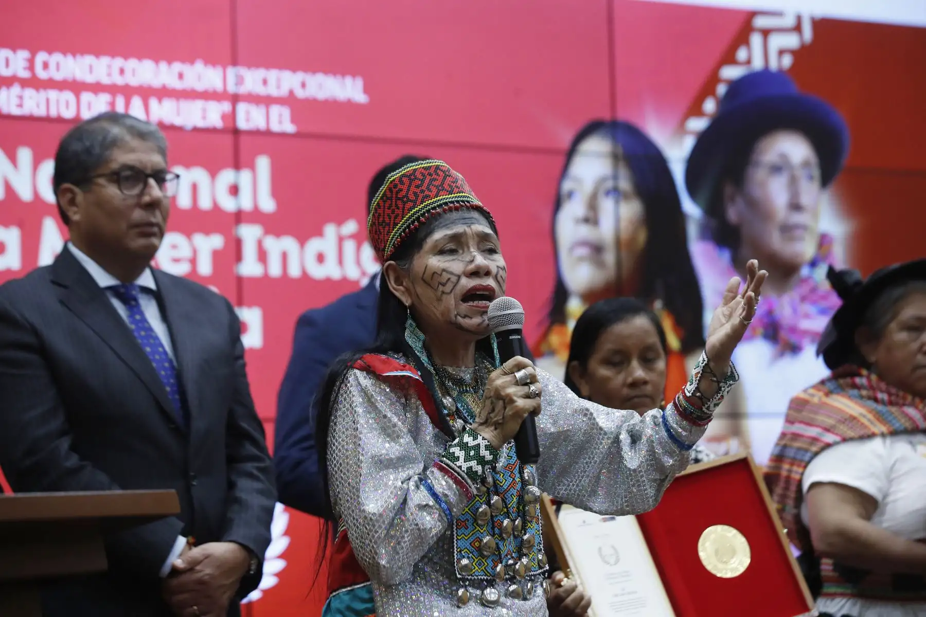 El Ministerio de la Mujer y Poblaciones Vulnerables (MIMP) realizó la ceremonia de condecoración a ocho destacadas defensoras de los recursos naturales y de los derechos de las mujeres y de las culturas ancestrales, en el marco de las actividades por el Día Nacional de la Mujer Indígena u Originaria. Foto: ANDINA/Eddy Ramos.