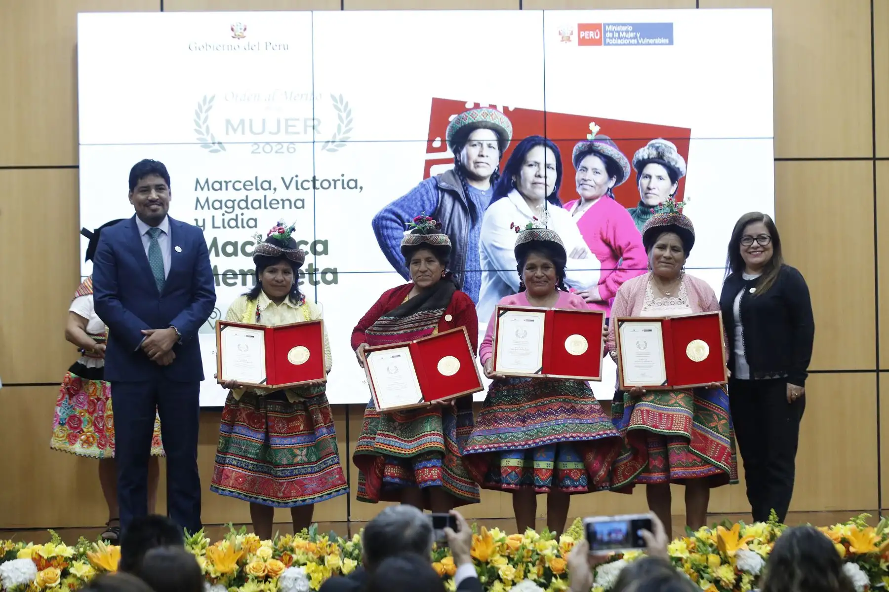 El Ministerio de la Mujer y Poblaciones Vulnerables (MIMP) realizó la ceremonia de condecoración a ocho destacadas defensoras de los recursos naturales y de los derechos de las mujeres y de las culturas ancestrales, en el marco de las actividades por el Día Nacional de la Mujer Indígena u Originaria. Foto: ANDINA/Eddy Ramos.