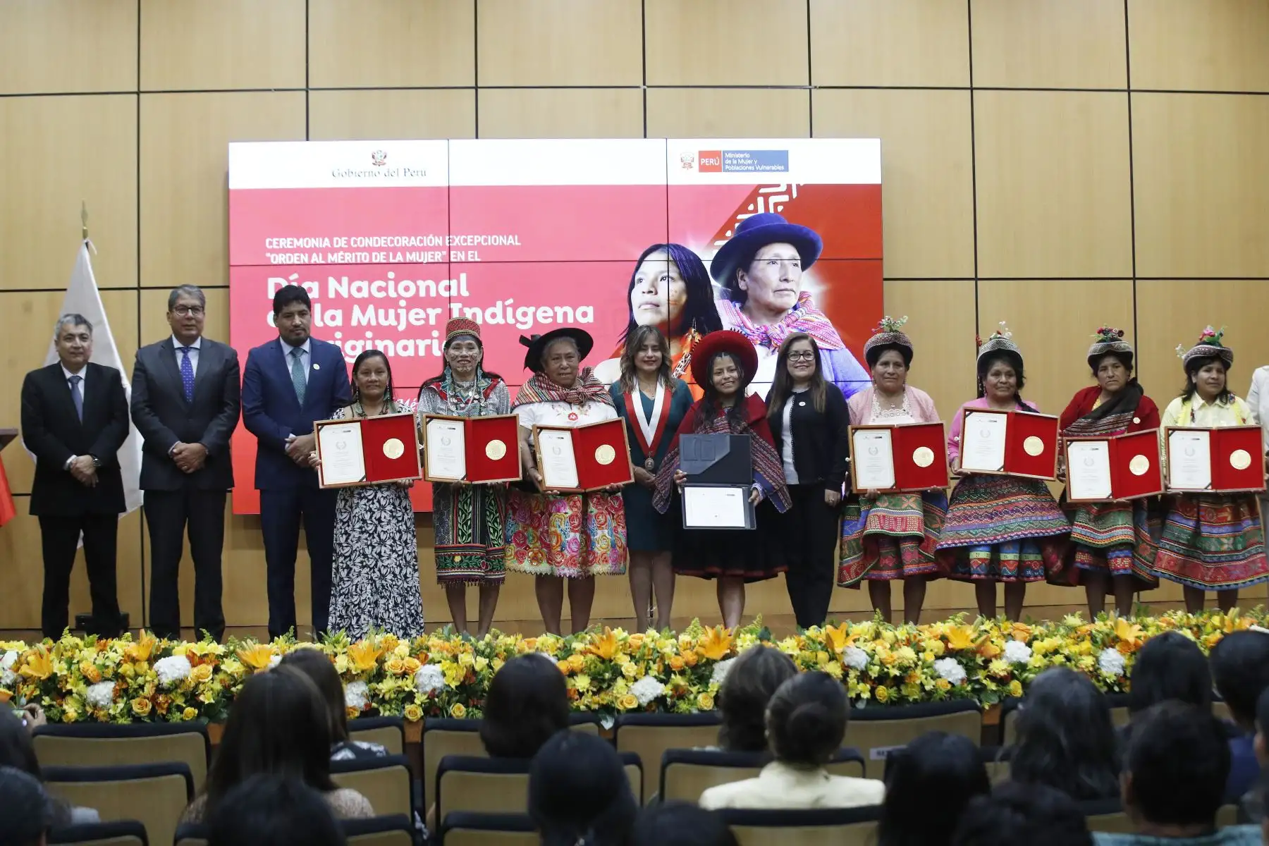 El Ministerio de la Mujer y Poblaciones Vulnerables (MIMP) realizó la ceremonia de condecoración a ocho destacadas defensoras de los recursos naturales y de los derechos de las mujeres y de las culturas ancestrales, en el marco de las actividades por el Día Nacional de la Mujer Indígena u Originaria. Foto: ANDINA/Eddy Ramos.