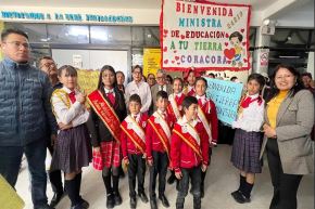 La ministra María Esther Cuadros recorrió instituciones educativas y participó en espacios de coordinación del acompañamiento, lo que le permitió conocer de primera mano la situación que atraviesa Coracora.