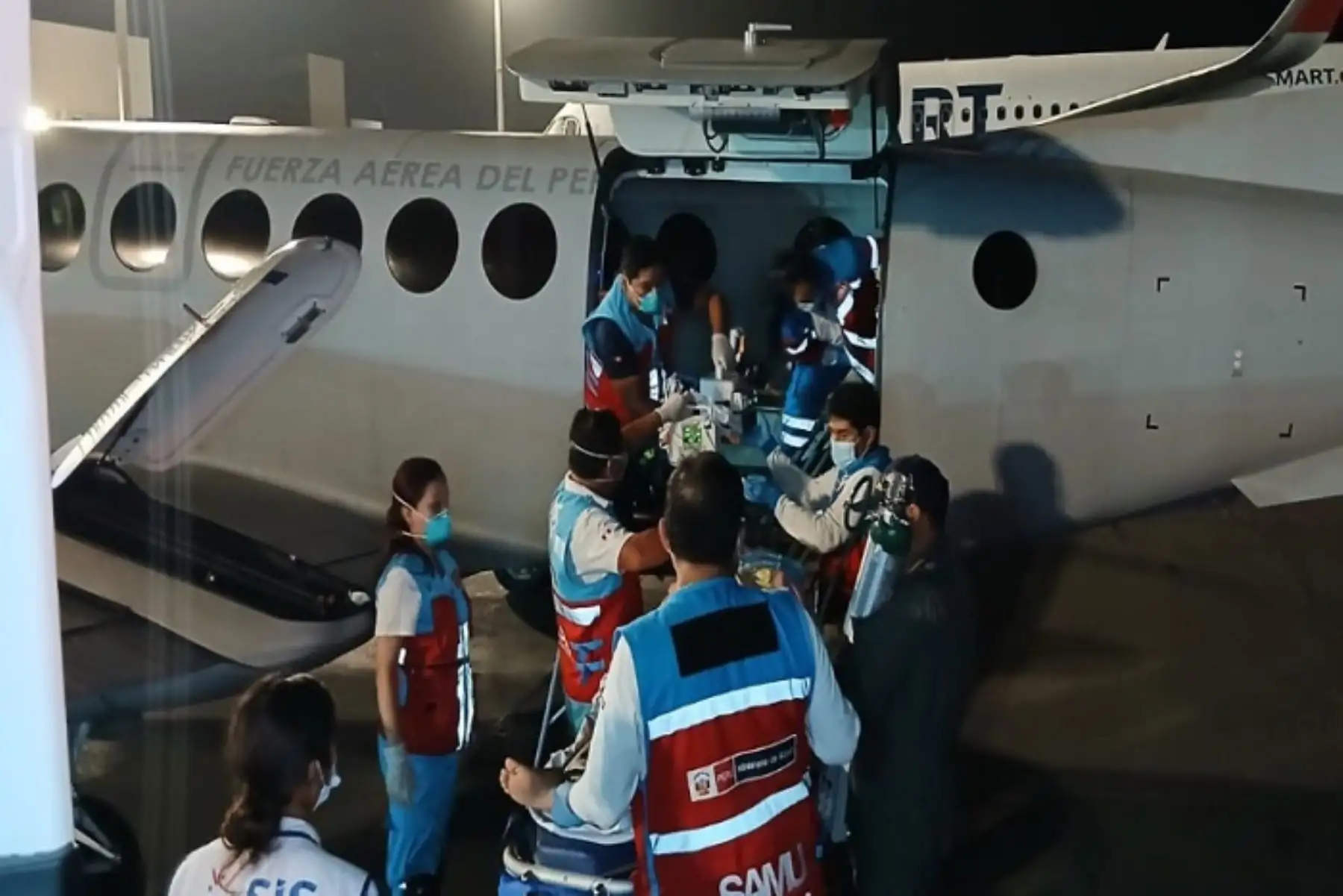 Avión ambulancia de Fuerza Aérea traslada a mujer en estado crítico desde Chiclayo a Lima