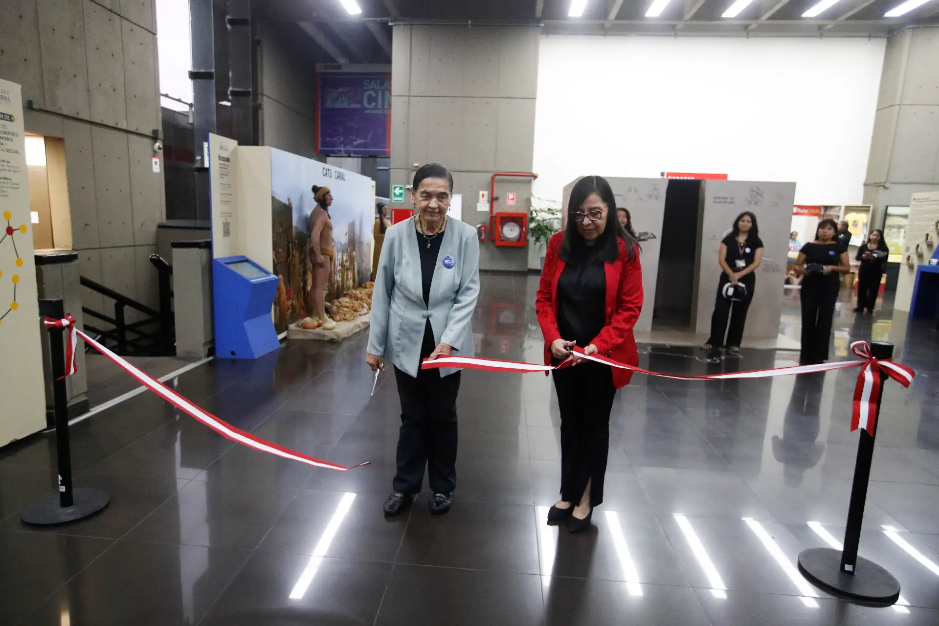Estudiantes y visitantes recorrieron los ambientes de la muestra “Uniendo Historias y Mundos”, organizada en el marco del Día Internacional de los Museos 2026. Foto: ANDINA/Eddy Ramos.