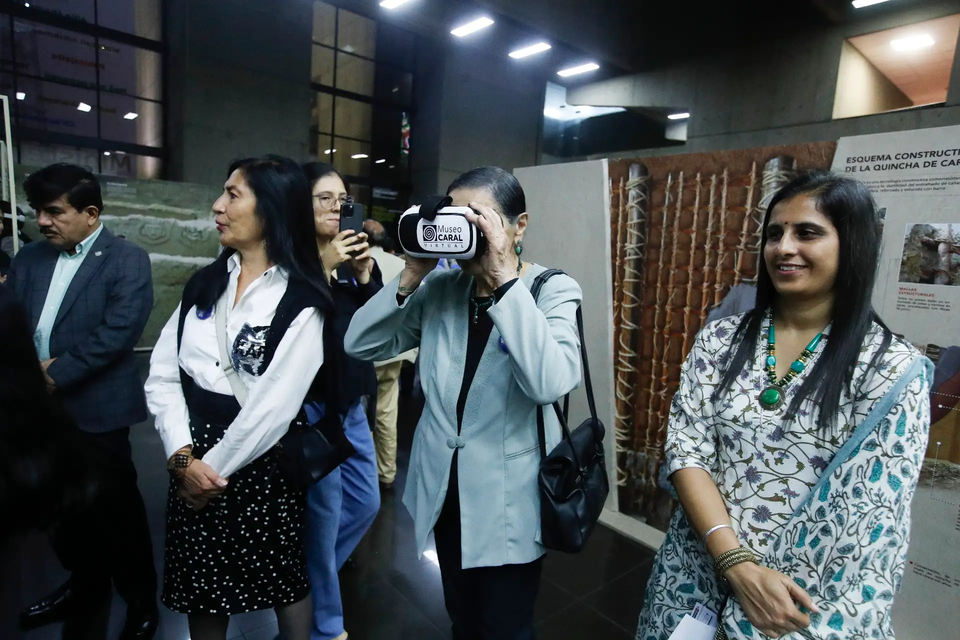 La Zona Arqueológica Caral presentó la muestra interactiva “Uniendo Historias y Mundos” en el Hall Paracas del Ministerio de Cultura, en el marco del Día Internacional de los Museos 2026. La exposición, impulsada por la doctora Ruth Shady, integra patrimonio arqueológico, educación y tecnología digital mediante recorridos en 360°, realidad virtual y realidad aumentada para acercar al público al legado de la Civilización Caral. Foto: ANDINA/Eddy Ramos.