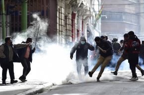 Mineros se enfrentan a la policía durante una protesta que exige la renuncia del presidente Rodrigo Paz, en La Paz, el 18 de mayo de 2026. Foto: AFP