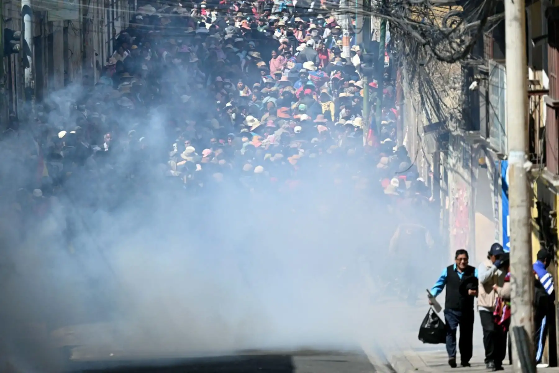 Una densa nube de gases lacrimógenos cubrió varias calles de La Paz tras los enfrentamientos entre policías antimotines y manifestantes. Foto: AFP.