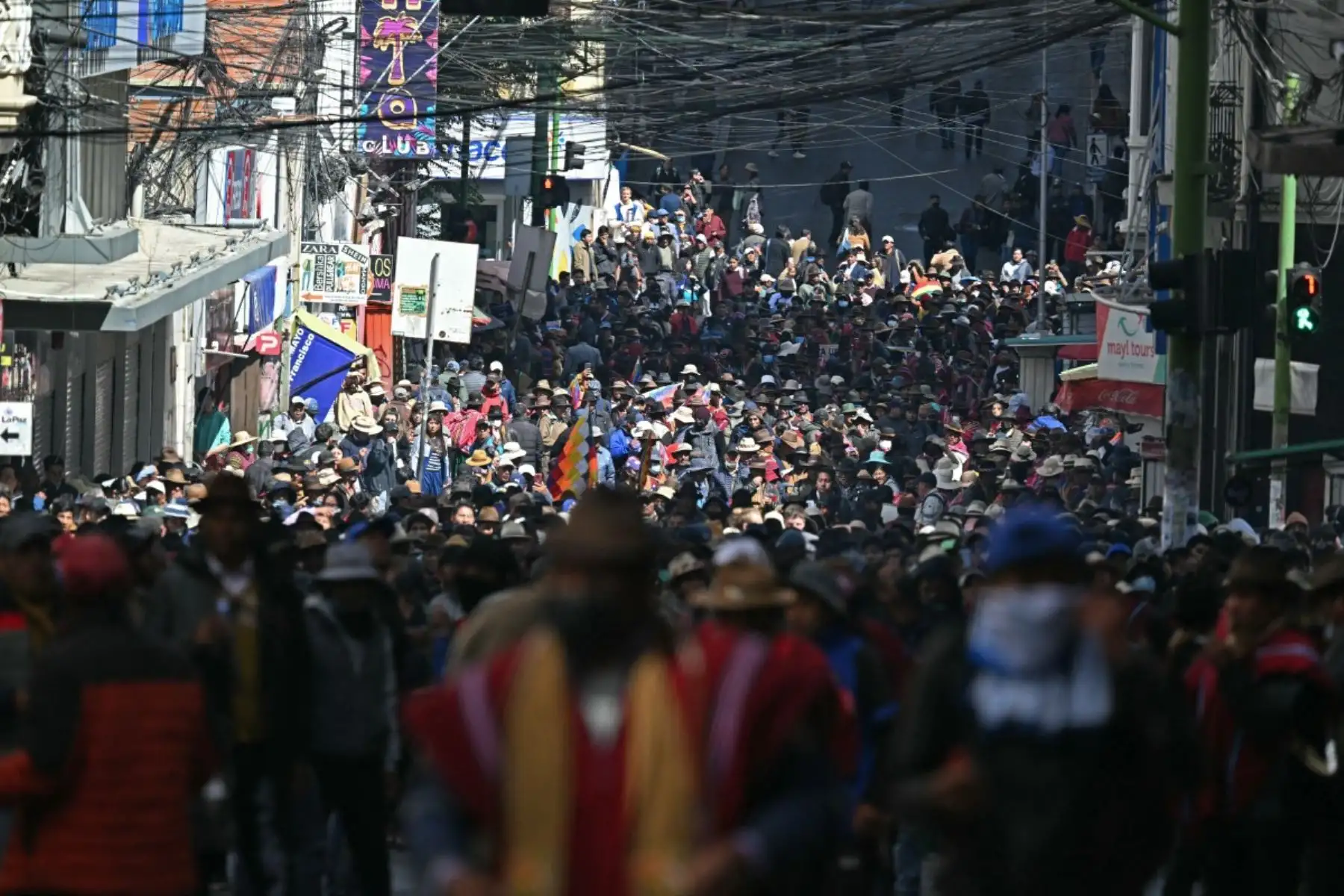Cientos de manifestantes marcharon por las calles de La Paz para exigir la renuncia del presidente Rodrigo Paz en medio de la crisis económica y los bloqueos que afectan distintos puntos del país. Foto: AFP.
