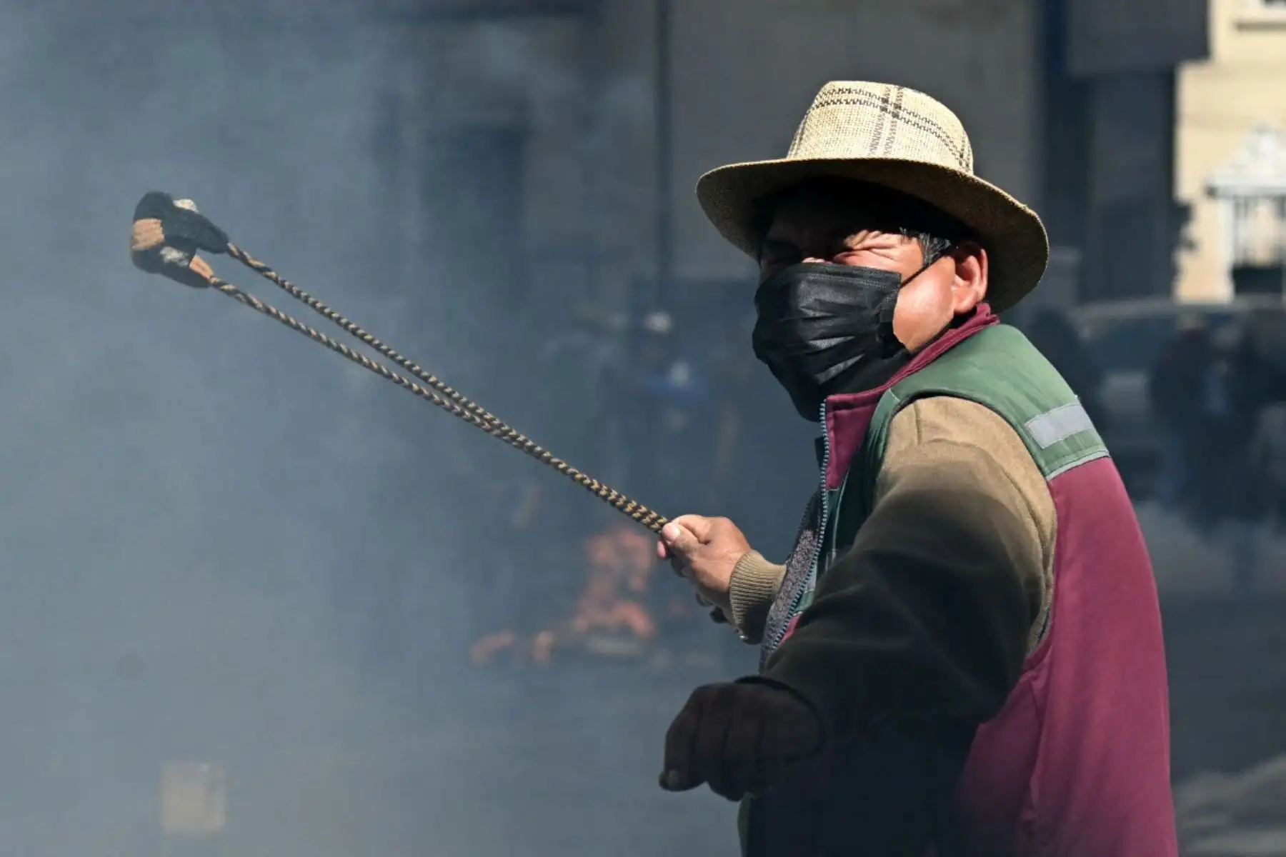 Un manifestante se enfrentó a la policía antidisturbios durante las protestas registradas en el centro de La Paz, donde se produjeron choques con uso de gases lacrimógenos. Foto: AFP.