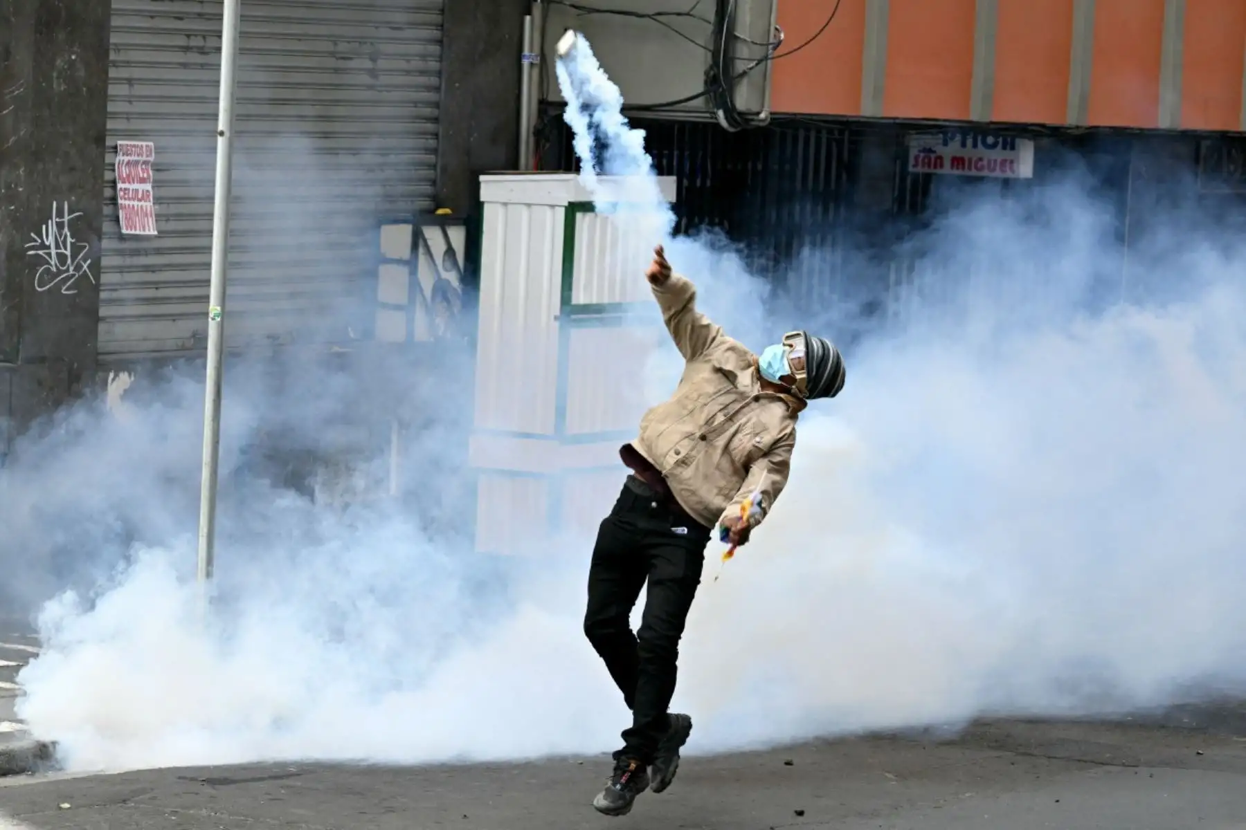 Policías antimotines y manifestantes se enfrentaron este lunes en La Paz durante una masiva protesta contra el presidente boliviano Rodrigo Paz, en medio de una crisis económica marcada por una inflación interanual de 14 % y el desabastecimiento generado por al menos 32 bloqueos de carreteras en todo el país. Las movilizaciones, protagonizadas por campesinos, obreros, mineros y maestros, dejaron al menos dos heridos y más de un centenar de detenidos, según medios locales. Los manifestantes exigen la renunci