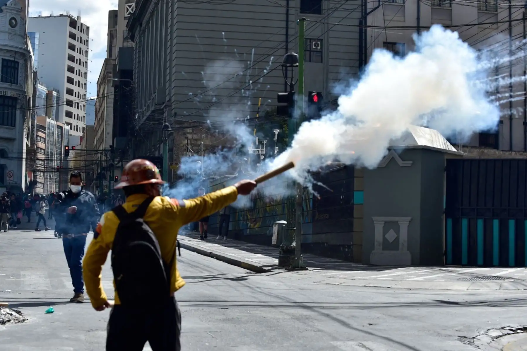 Las fuerzas del orden dispersaron a grupos de manifestantes con gases lacrimógenos durante los enfrentamientos ocurridos en las inmediaciones de la plaza de armas de La Paz. Foto: AFP.