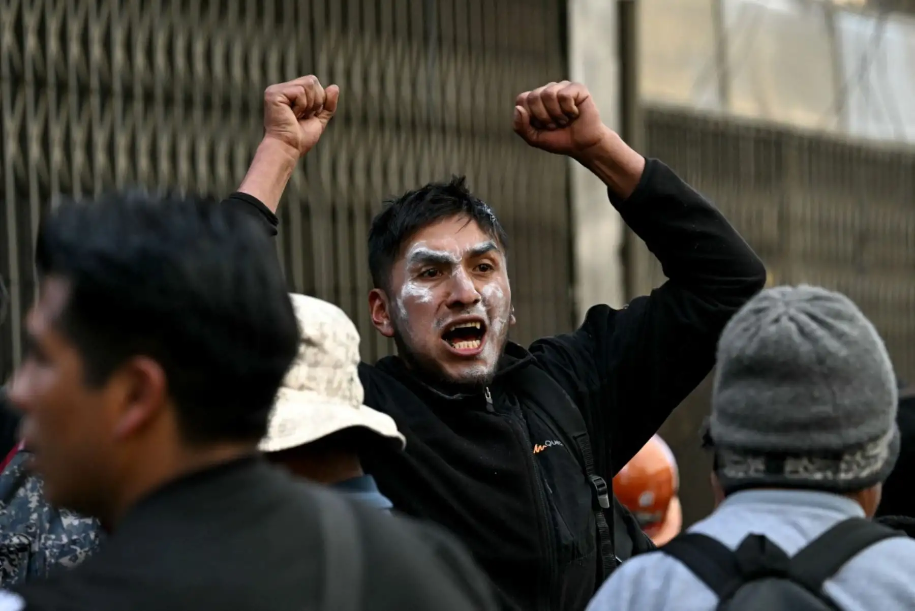 Manifestantes expresaron su rechazo al gobierno de Rodrigo Paz durante las protestas desarrolladas en La Paz, en medio de la crisis económica y el incremento del costo de vida. Foto: AFP.