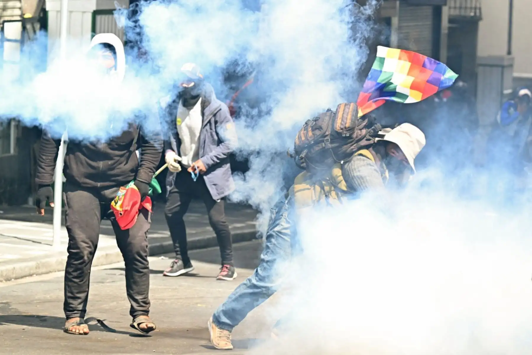 La policía boliviana desplegó operativos de control y dispersión para contener las protestas registradas en el centro de la capital política del país. Foto: AFP.
