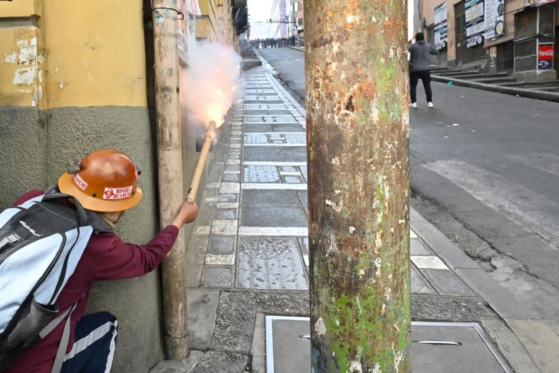 Los enfrentamientos dejaron escenas de tensión en distintos sectores de La Paz, donde manifestantes utilizaron explosivos artesanales y piedras contra la policía. Foto: AFP.