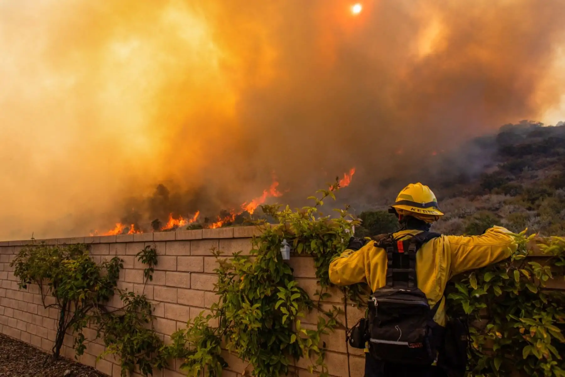 Un bombero vigila el incendio de Sandy mientras arde en las colinas cercanas a una zona residencial en Simi Valley, California. Foto: AFP