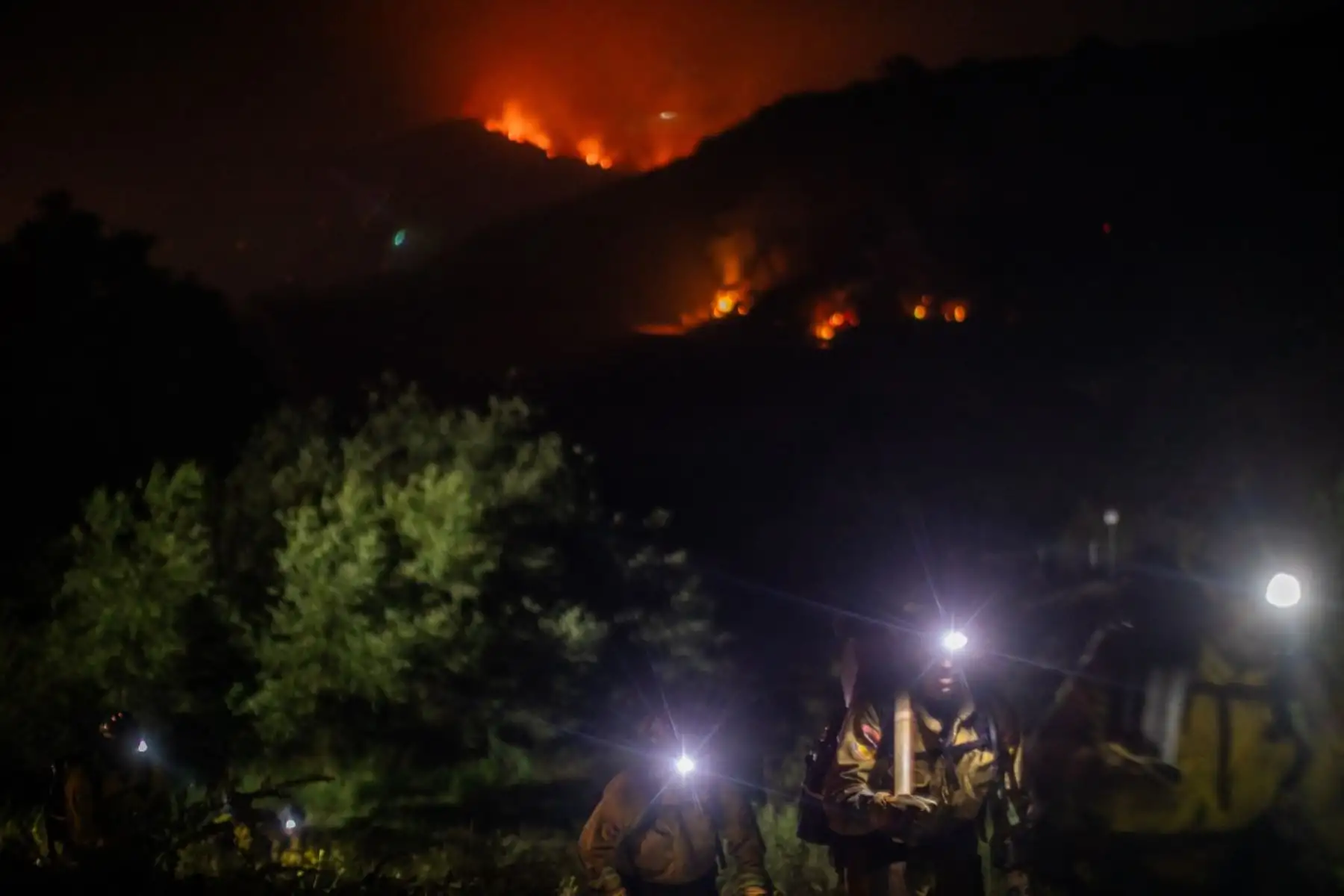 Los bomberos regresan a su camión mientras el incendio Sandy continúa activo en las colinas de Simi Valley, California. Foto: AFP