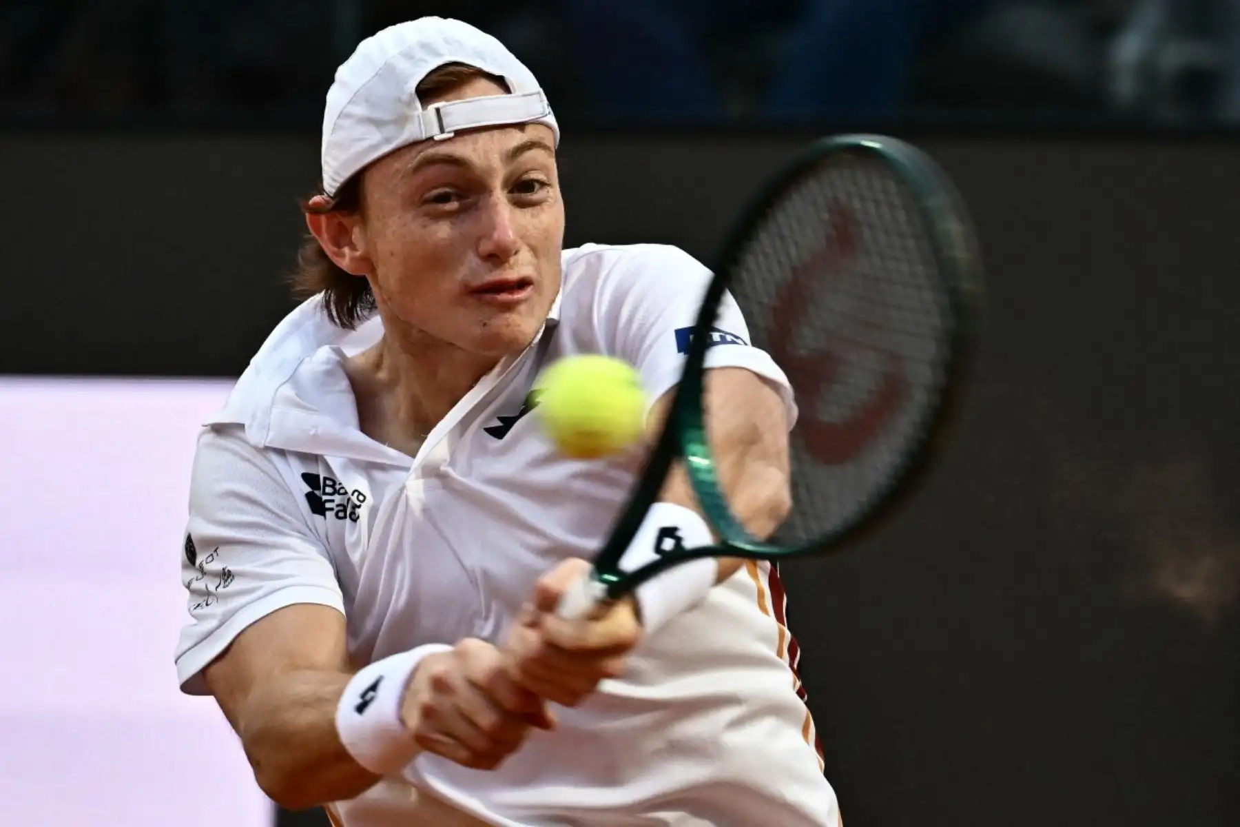 El peruano Ignacio Buse devuelve un revés al italiano Lorenzo Sonego durante su partido individual masculino del torneo de tenis WTA Rome Open en el Foro Itálico de Roma. Foto: AFP